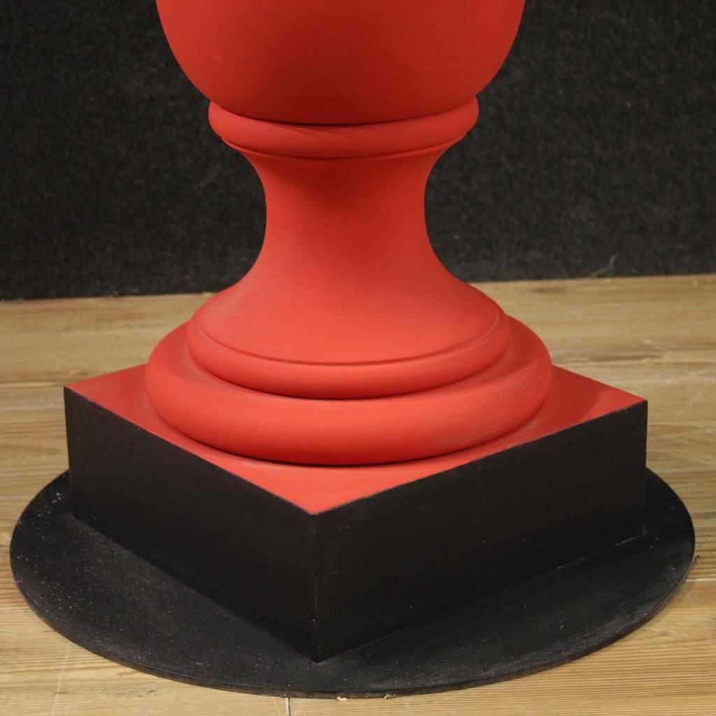 Table d'appoint ronde en bois peint en rouge du 20e siècle, 1970 Bon état - En vente à Vicoforte, Piedmont