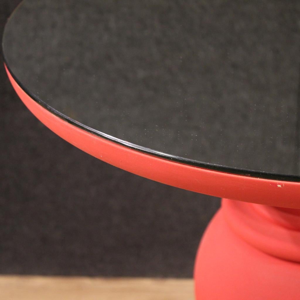 Table d'appoint ronde en bois peint en rouge du 20e siècle, 1970 en vente 1