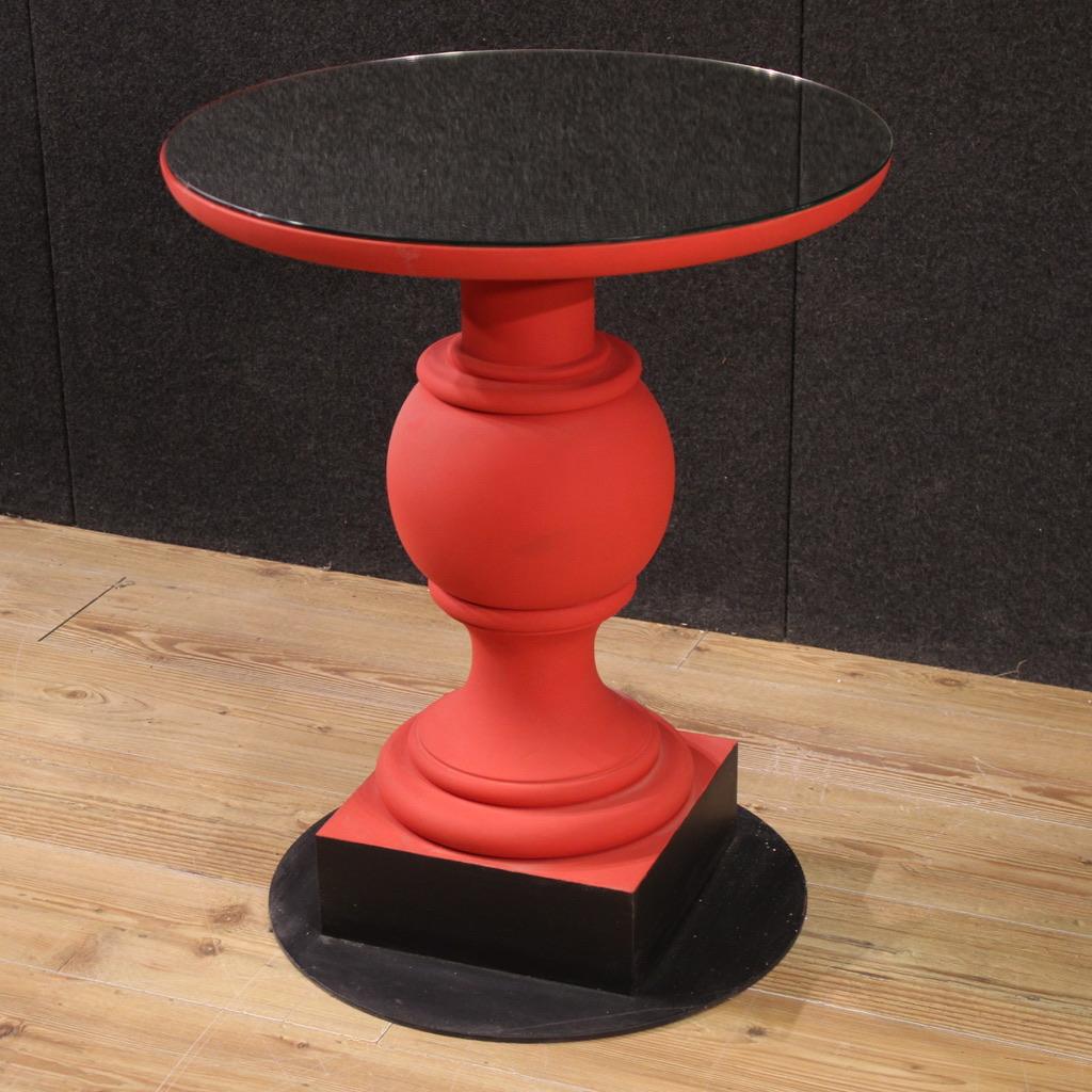 Table d'appoint ronde en bois peint en rouge du 20e siècle, 1970 en vente 3
