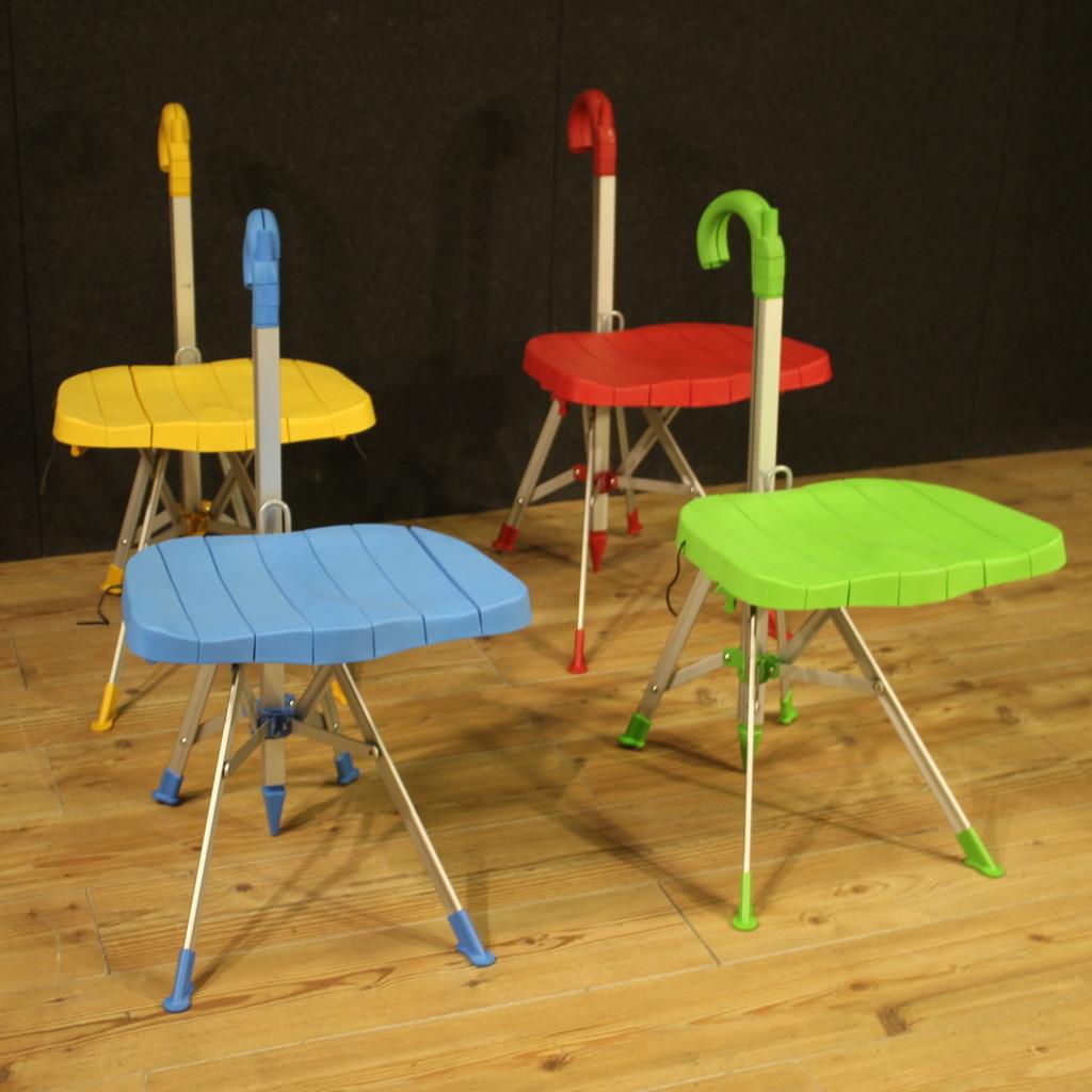 Silla plegable tipo paraguas diseñada por Gaetano Pesce (1939-2024) producida por Zerodisegno. A medio camino entre el arte, la escultura y la arquitectura, Gaetano Pesce fue uno de los máximos exponentes del diseño italiano. Silla con estructura de