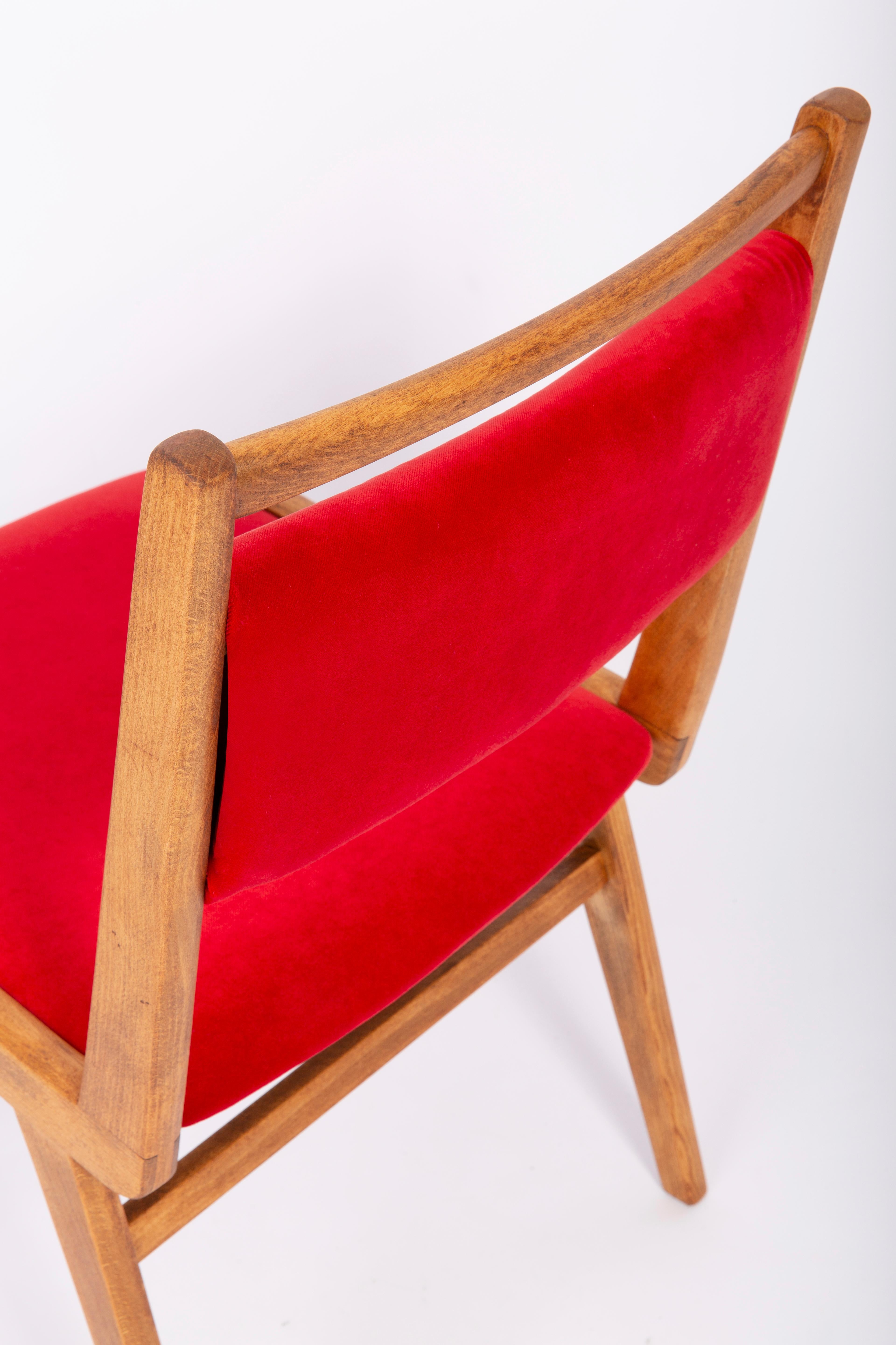 chaise en velours rouge du XXe siècle:: Pologne:: années 1960 en vente 1