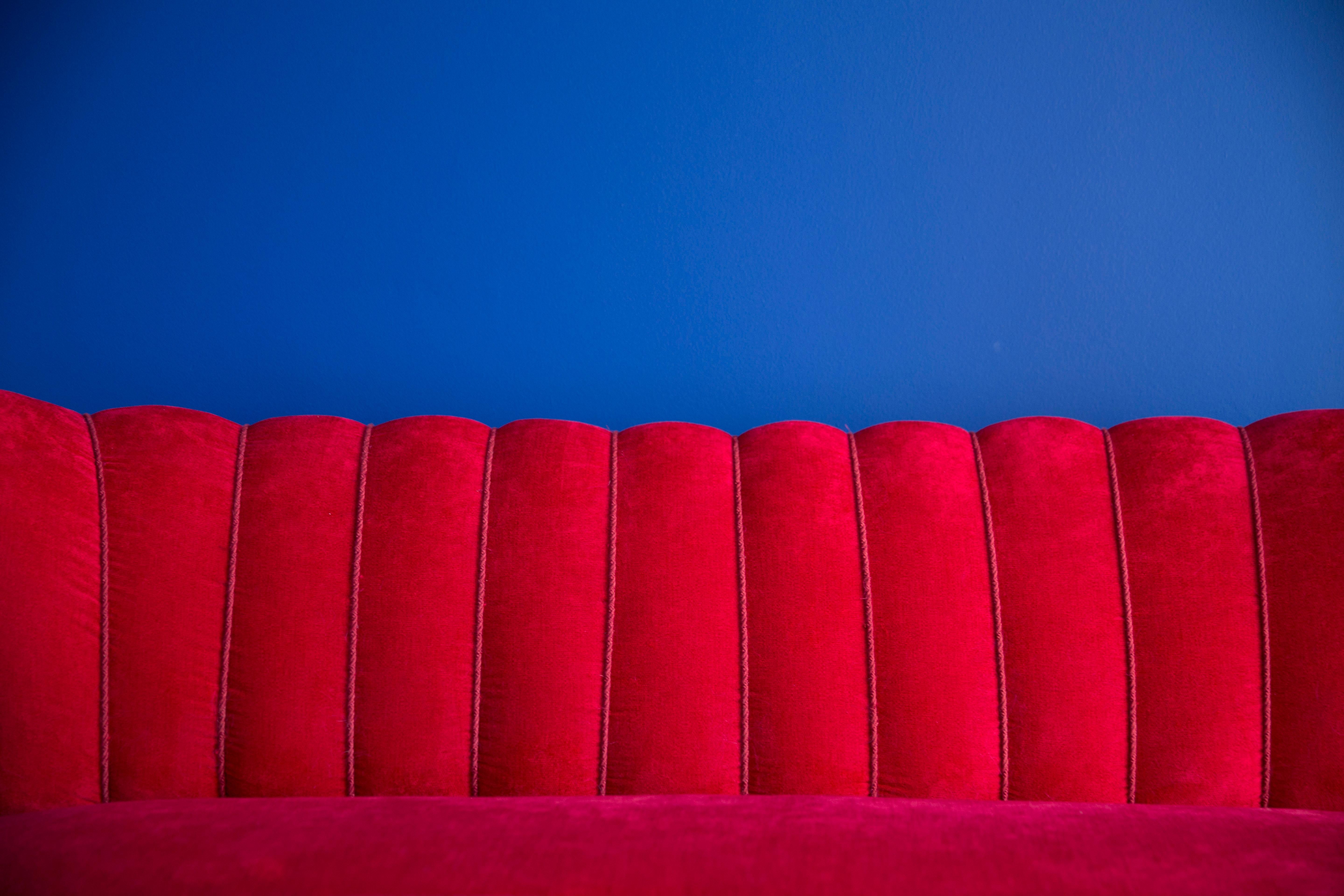 Deutsches Sofa aus rotem Samt des 20. Jahrhunderts, Europa, 1960er Jahre (Moderne der Mitte des Jahrhunderts) im Angebot