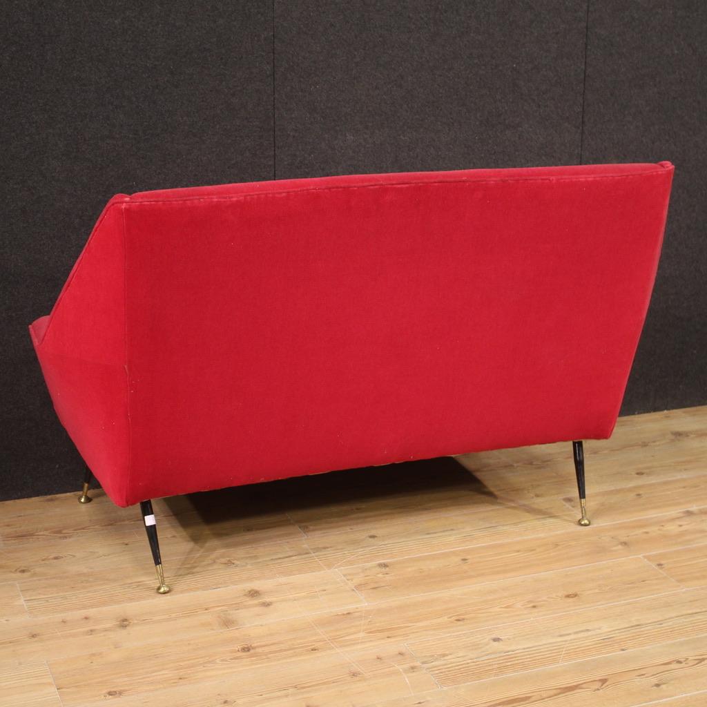 Canapé moderne italien en velours rouge du 20e siècle, 1960 en vente 4