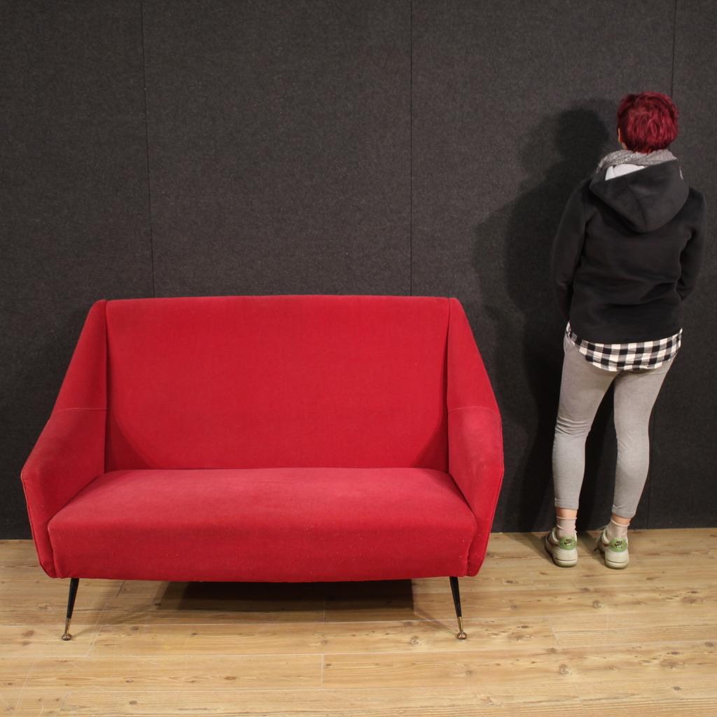 Italienisches Sofa aus den 60er Jahren. Design-Möbel mit einer schönen Linie, fertig für die Mitte und gepolstert in Samt. Das Sofa wird von Metallbeinen mit Messing-Finish getragen und ist sehr solide. Möbel mit Schwammpolsterung von diskretem