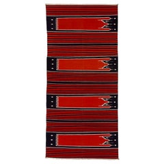 Alfombra roja, blanca y azul Dhurrie Saf Runner Mehrab del siglo XX, India, años 70