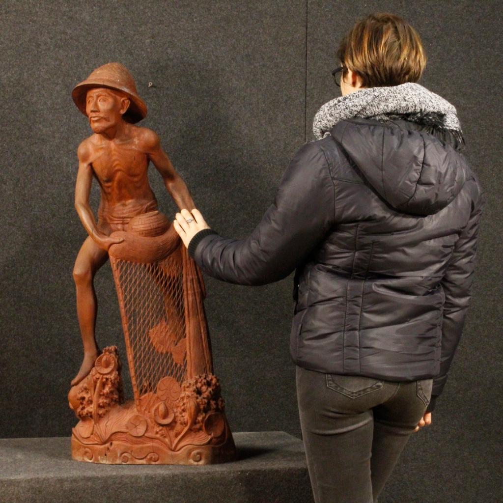 Sculpture orientale de pêcheur en bois rouge du 20ème siècle, 1960 5