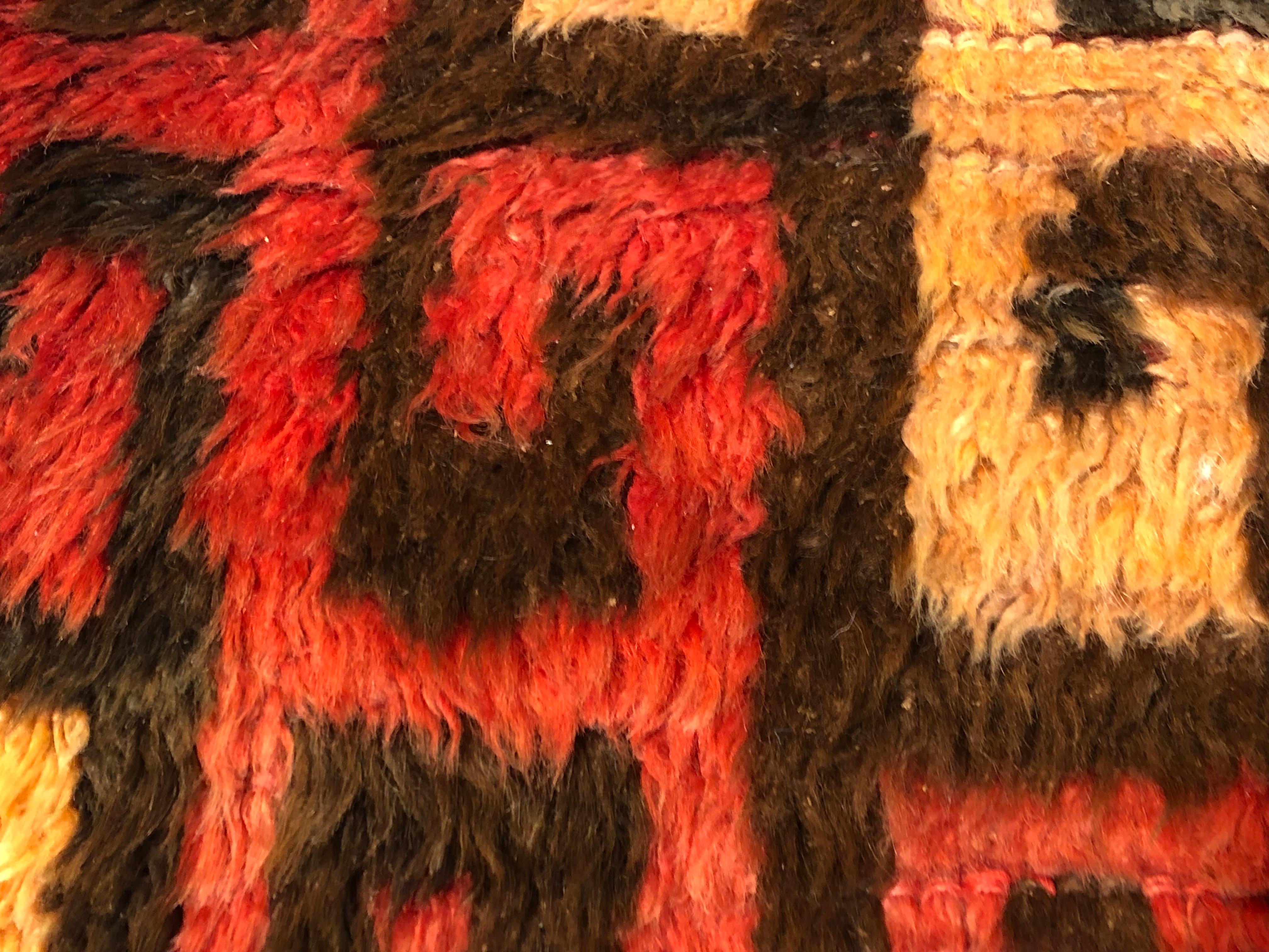 Tapis turc Tulu haut en laine rouge, jaune et marron, années 1950 en vente 6