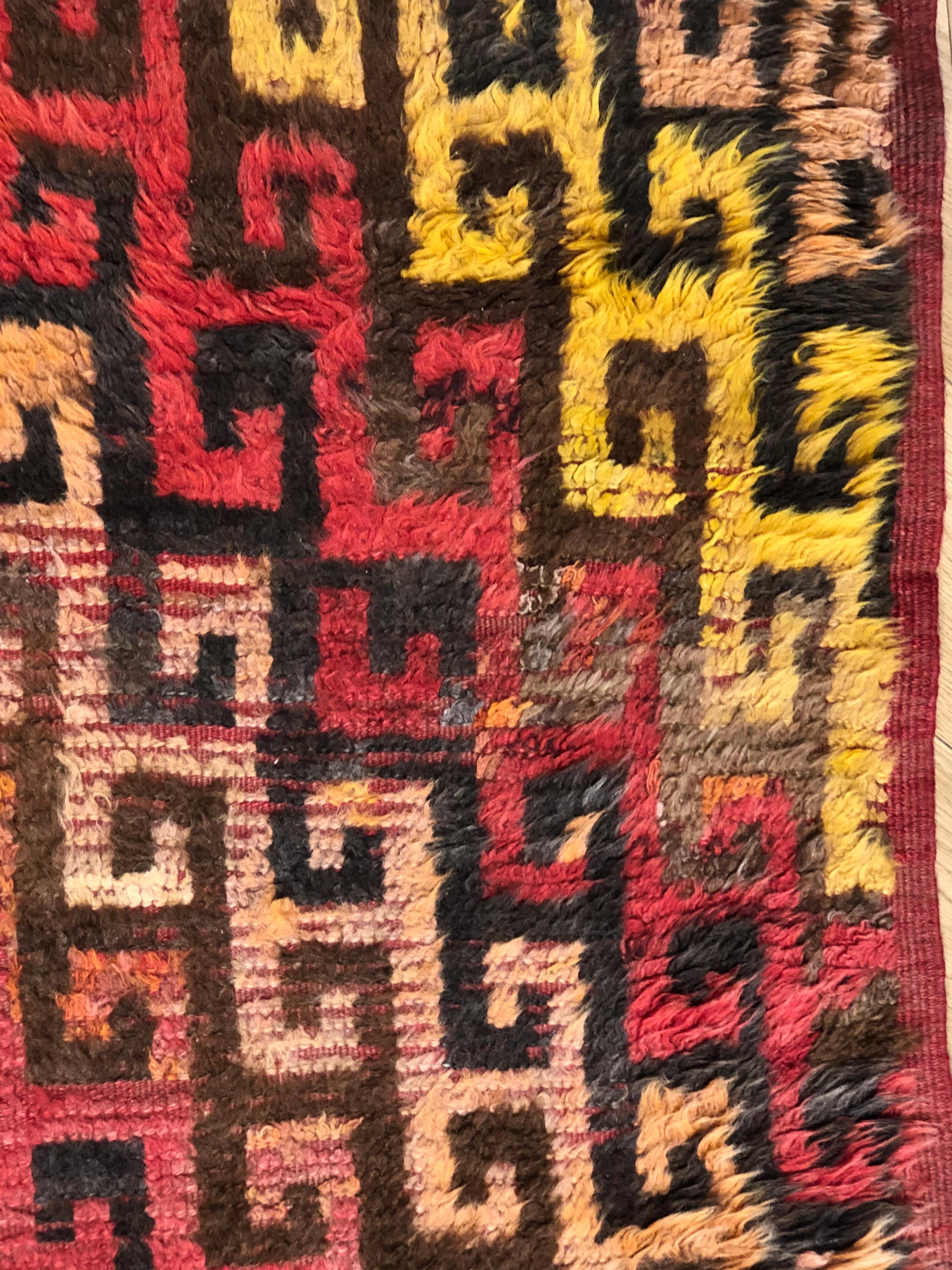Tapis turc Tulu haut en laine rouge, jaune et marron, années 1950 en vente 7