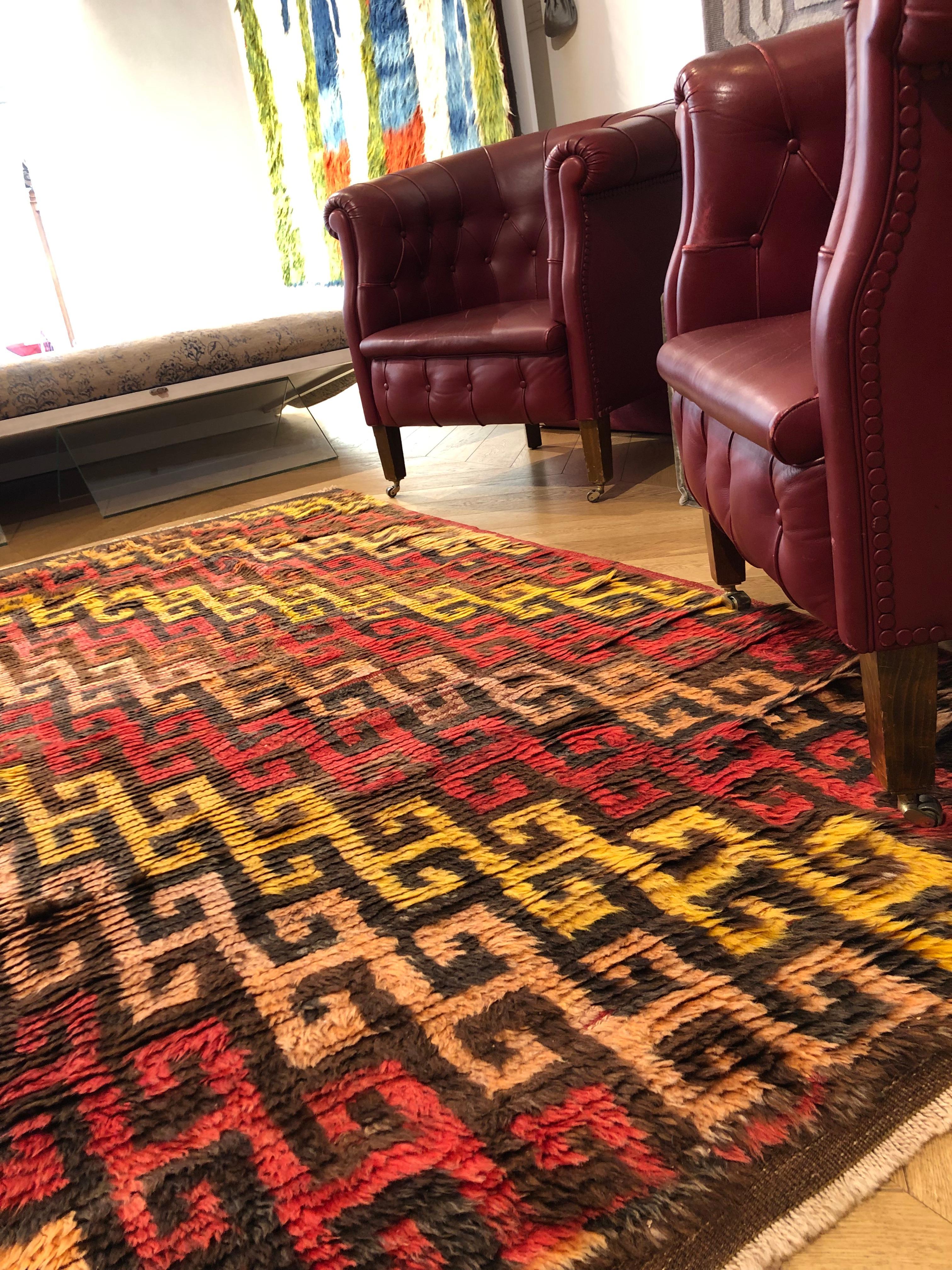 The tulus come from the highlands of central Anatolia. Village rugs, which are born in the family looms, are characterized by a very long fleece and a shiny and resistant wool. Abstract and essential motifs are decorated. They are not meant to be