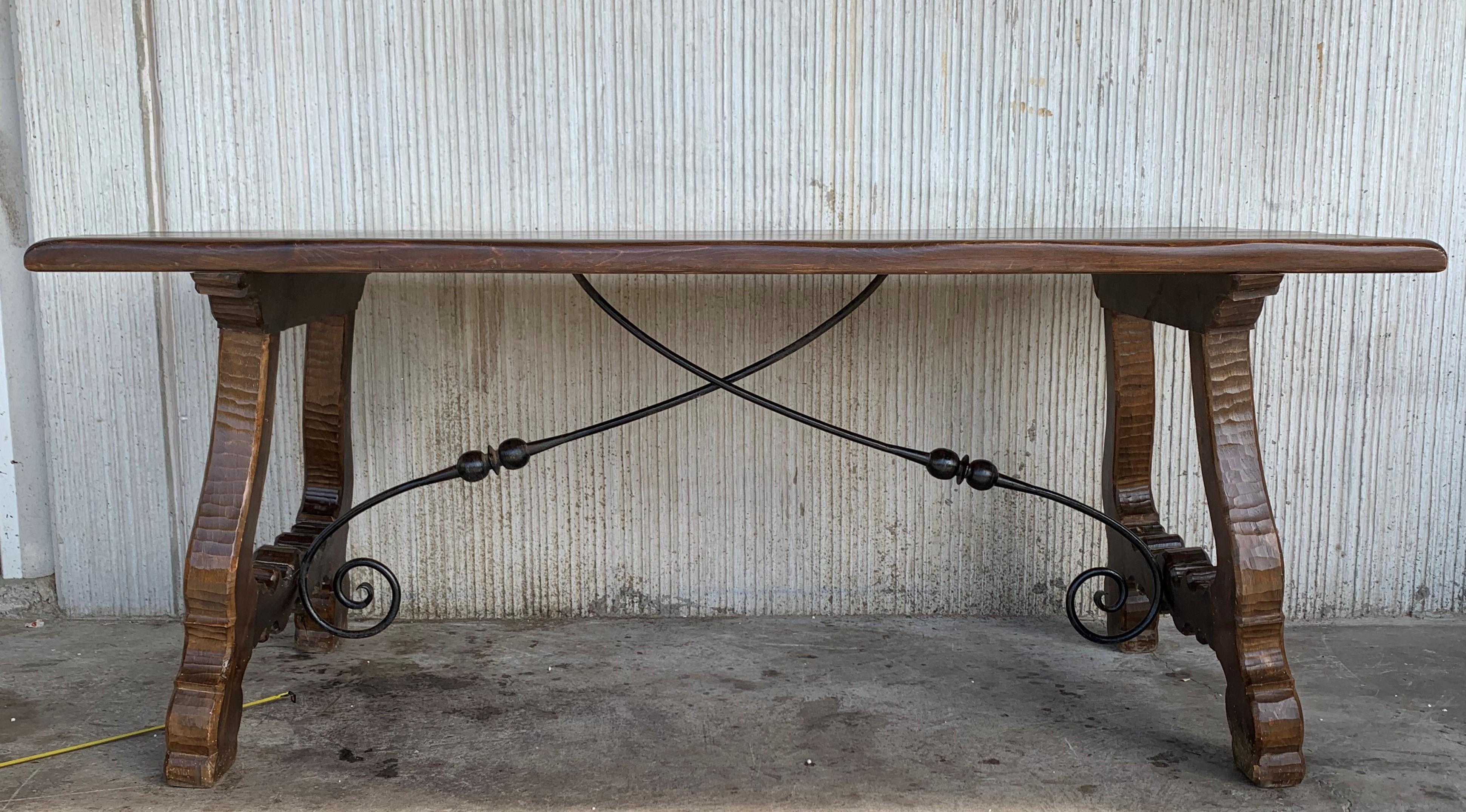 Early 20th century Catalonian dining table with Baroque style lyre legs

This Spanish 20th century table features a rectangular top over an exquisite trestle type base with lyre shaped legs raised on carved volutes. Big thickness of the plateau