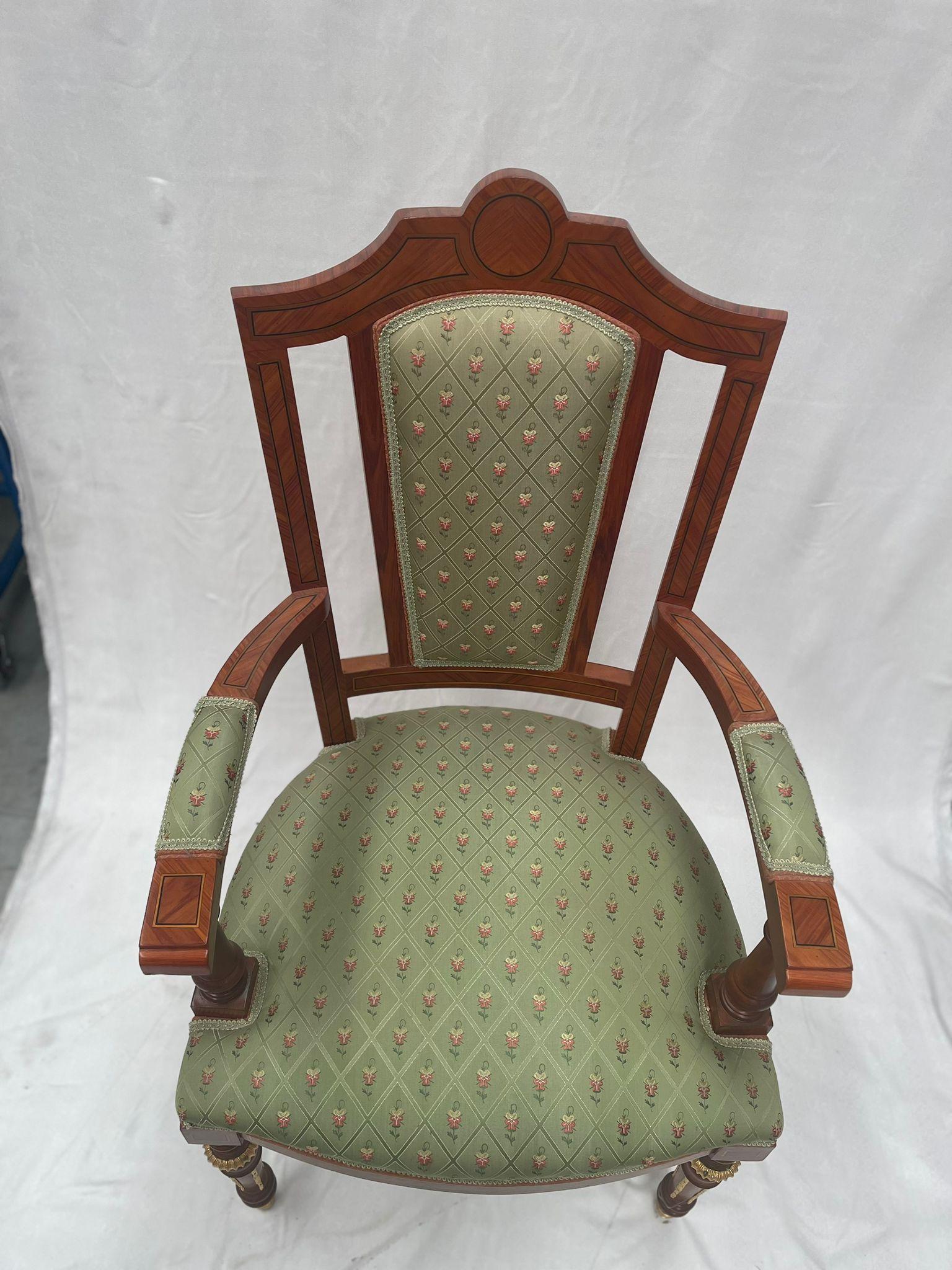Fauteuil élégant créé en bois de noyer, décorations dorées exquises présentes sur les pieds du fauteuil. L'assise du fauteuil est recouverte d'un tissu délicat avec un padding qui rend le fauteuil confortable. créé pour le roi d'arabie