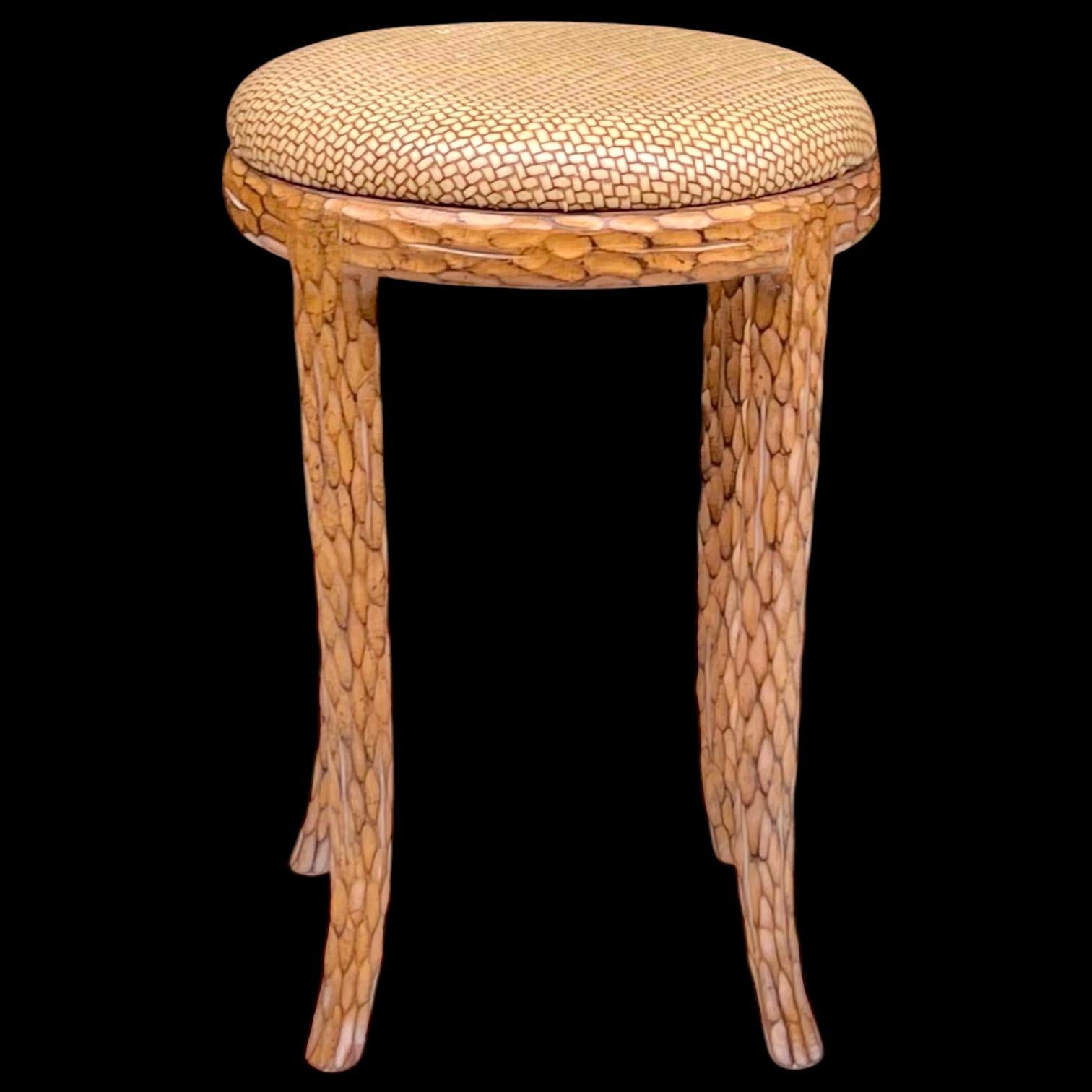 Questo è un piccolo sgabello interessante! Ha una struttura intagliata in finto bois con un rivestimento in finto vimini a olio. Lo sgabello è in ottime condizioni e non presenta alcun segno.