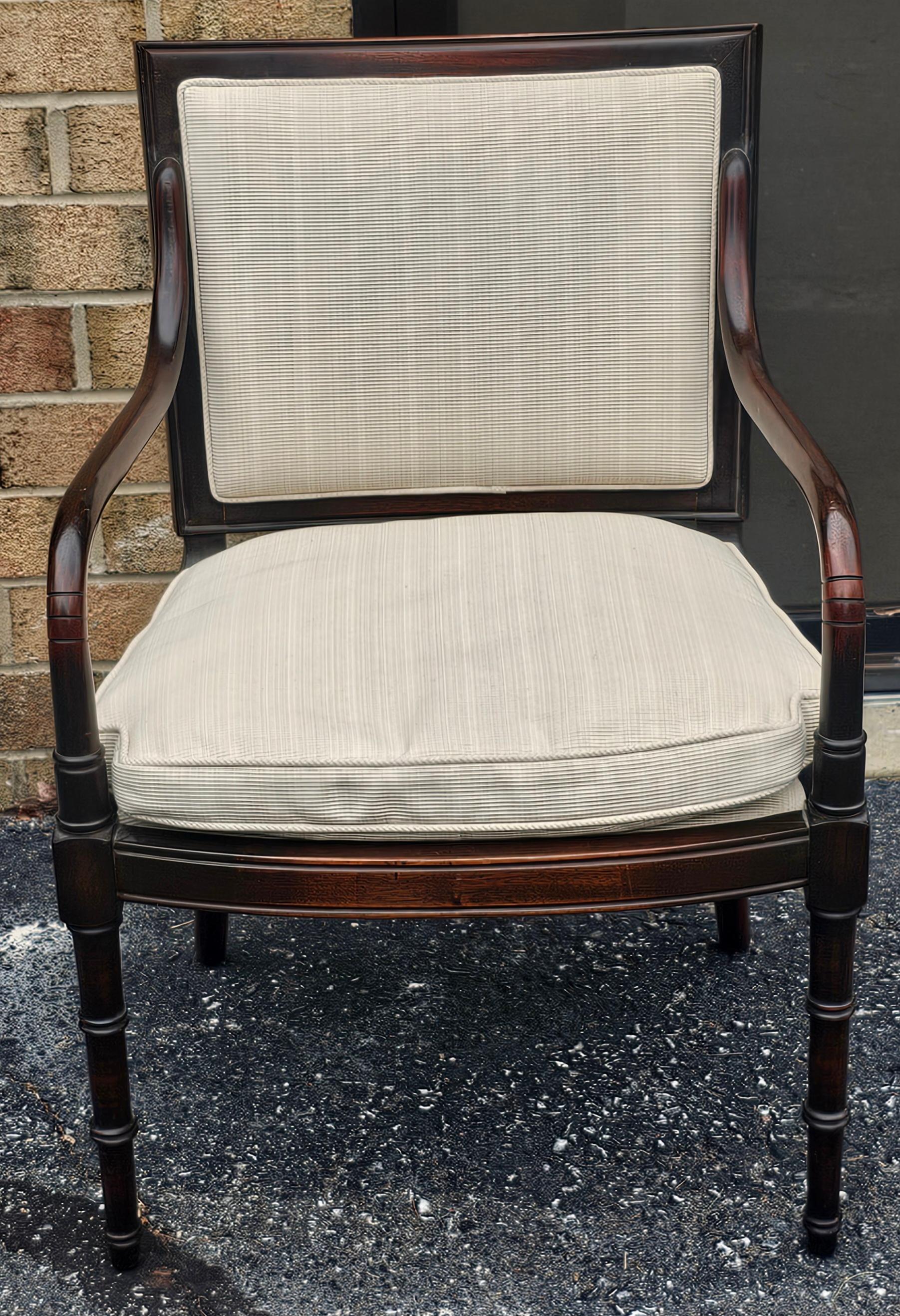 Américain Fauteuil de style Upholstering du 20e siècle en faux bambou et tapissé à nouveau en vente