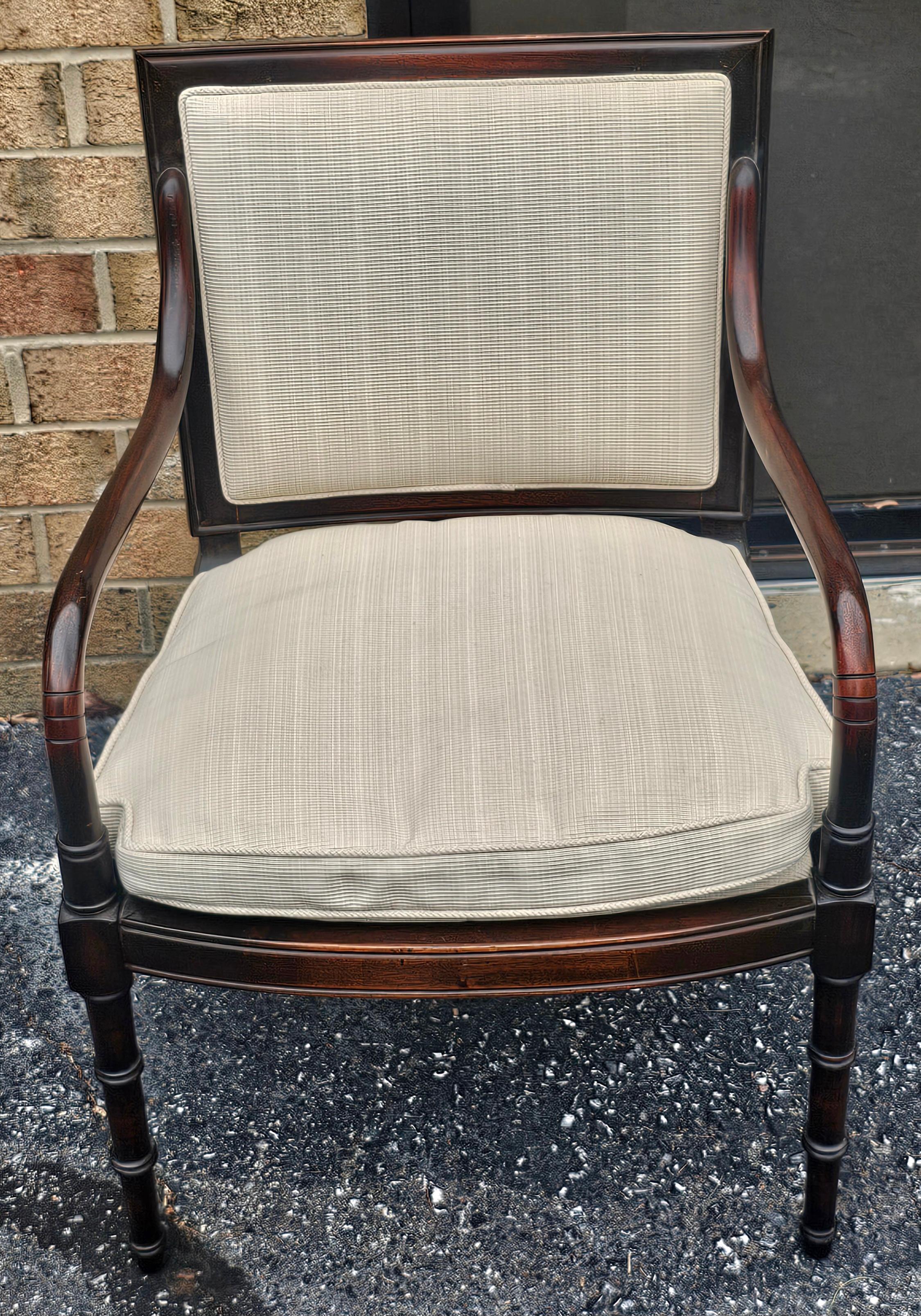 Autre Fauteuil de style Upholstering du 20e siècle en faux bambou et tapissé à nouveau en vente