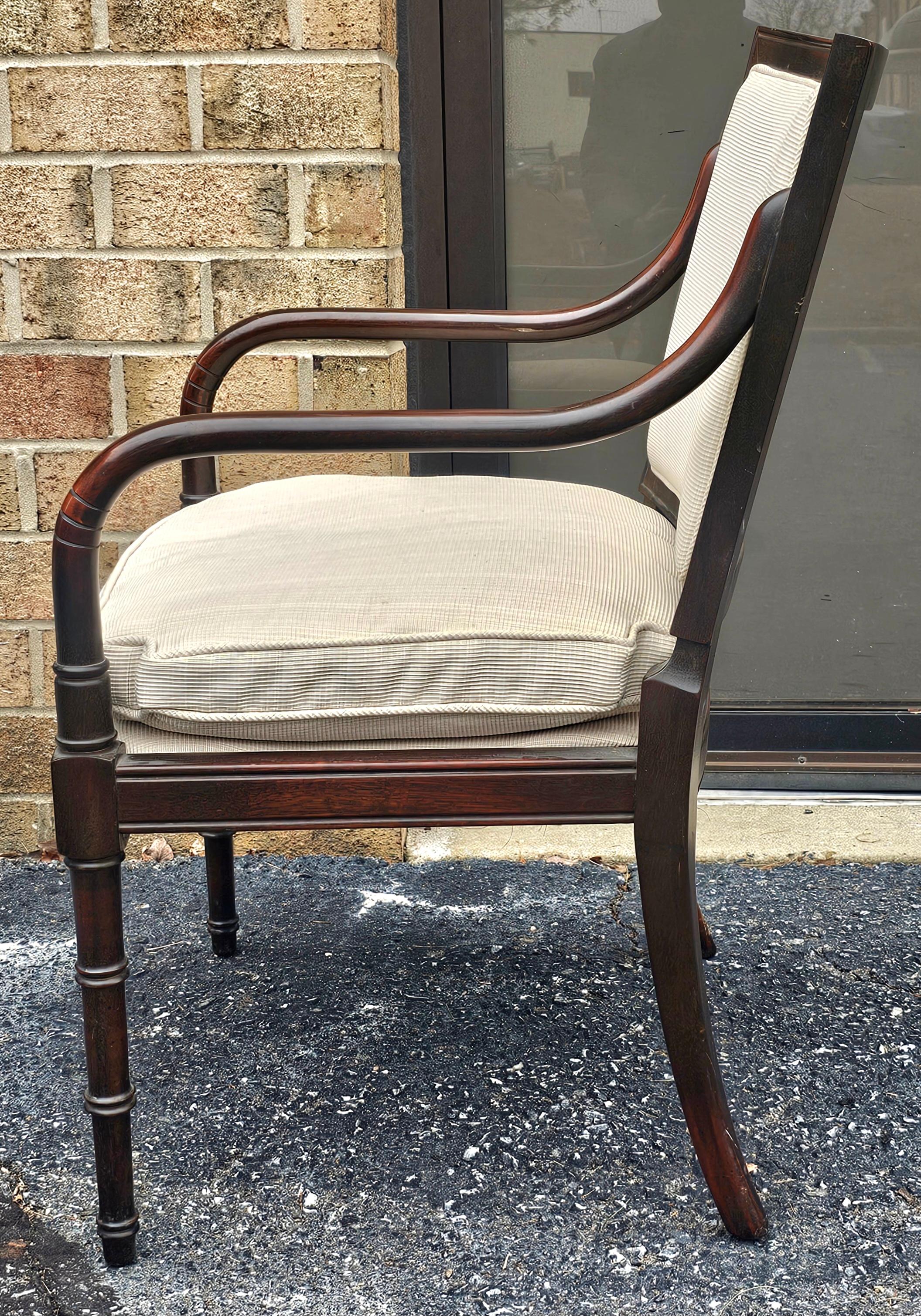 Tissu d'ameublement Fauteuil de style Upholstering du 20e siècle en faux bambou et tapissé à nouveau en vente