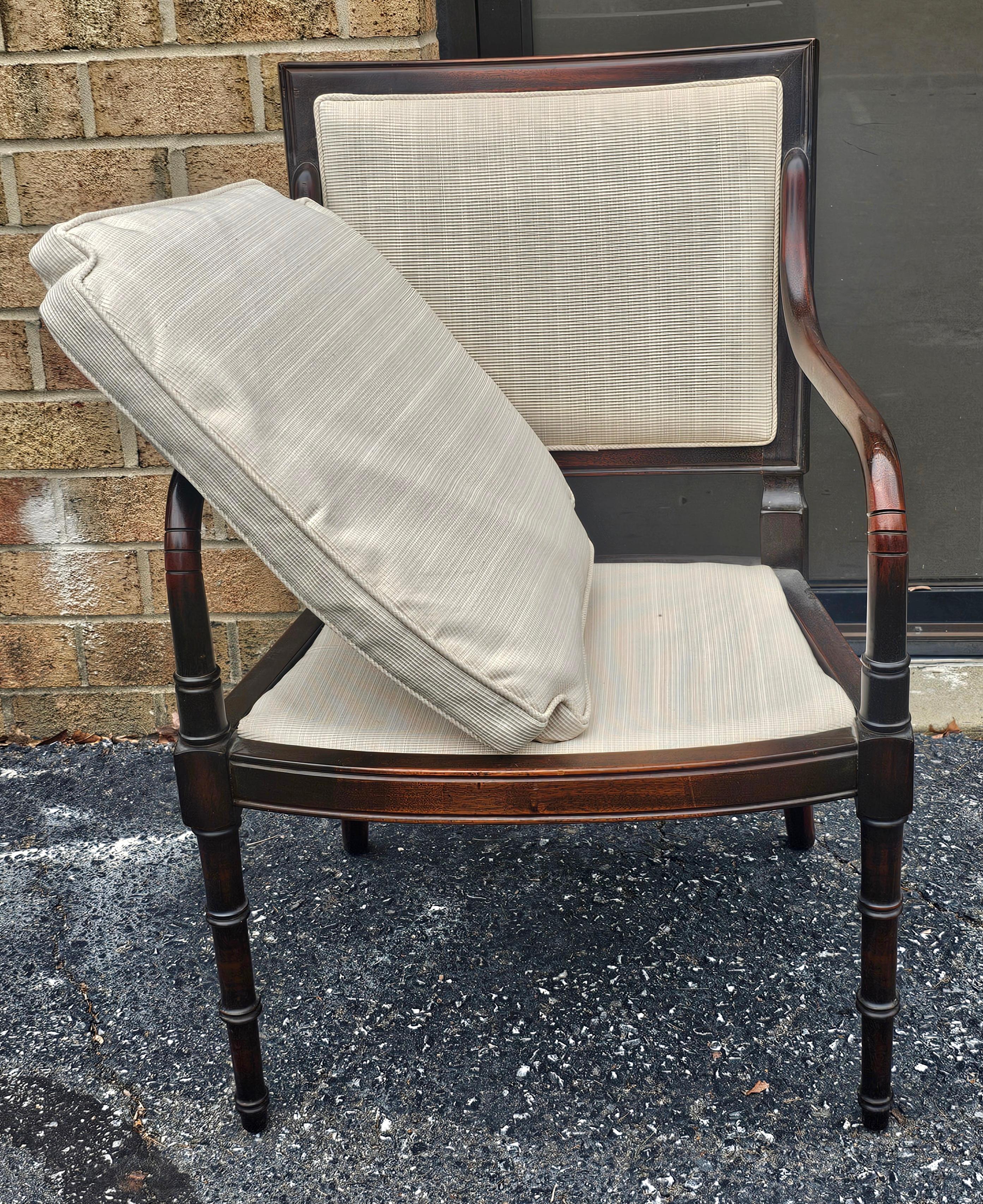 Fauteuil de style Upholstering du 20e siècle en faux bambou et tapissé à nouveau en vente 1