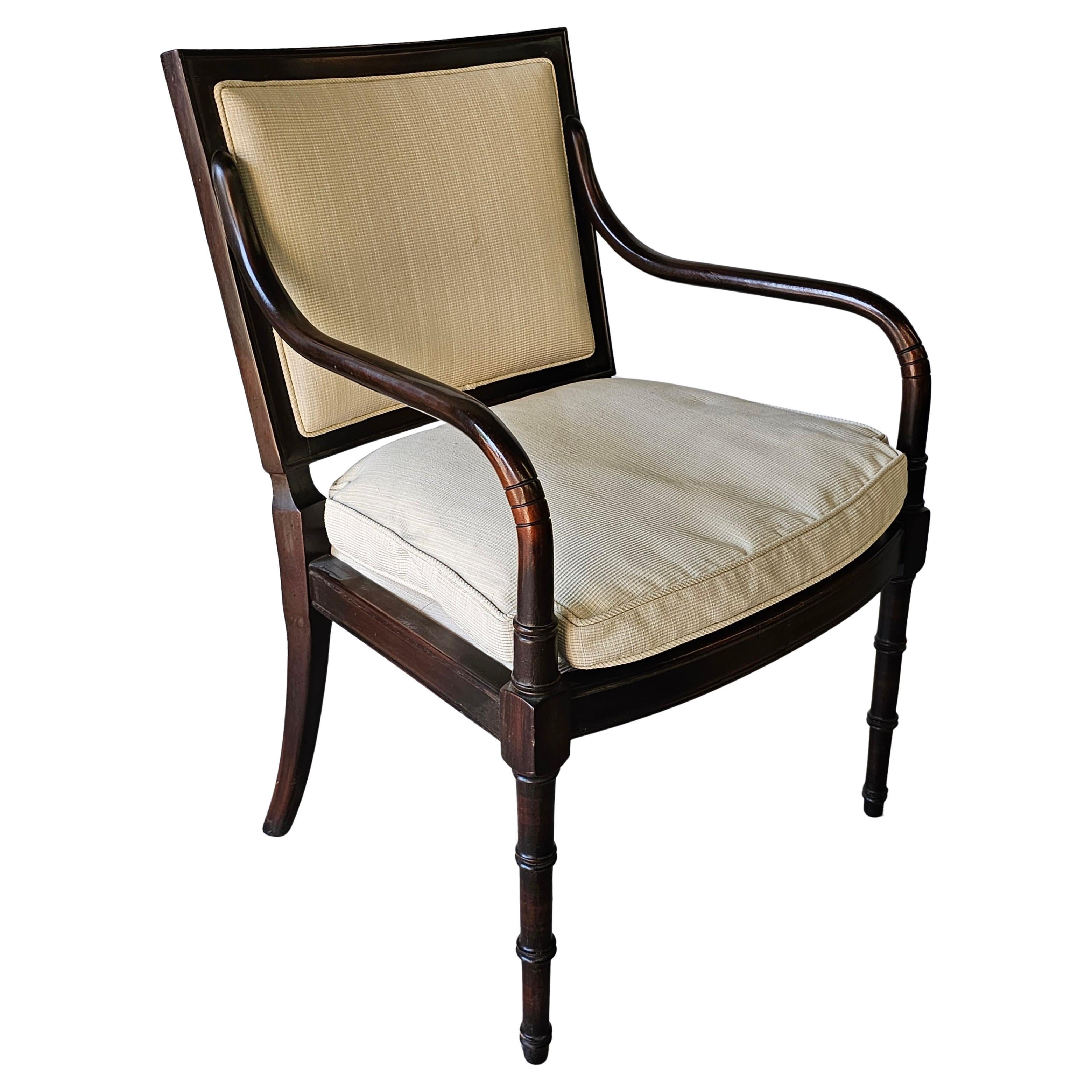
Fauteuil de style Régence du 20e siècle en faux bambou et tapissé à nouveau. Récemment retapissé avec un coussin d'assise en plumes souples. Nettoyer les tissus d'ameublement en champagne clair.
Mesure 24