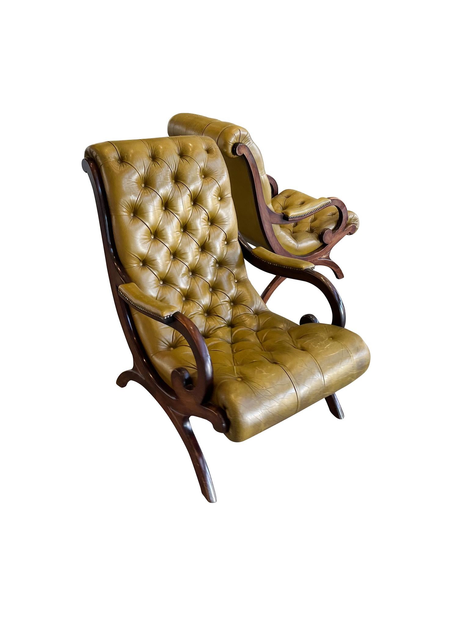 Leder- und Mahagoni-Sessel im Regency-Stil des 20. Jahrhunderts, Paar im Zustand „Gut“ im Angebot in New York, NY