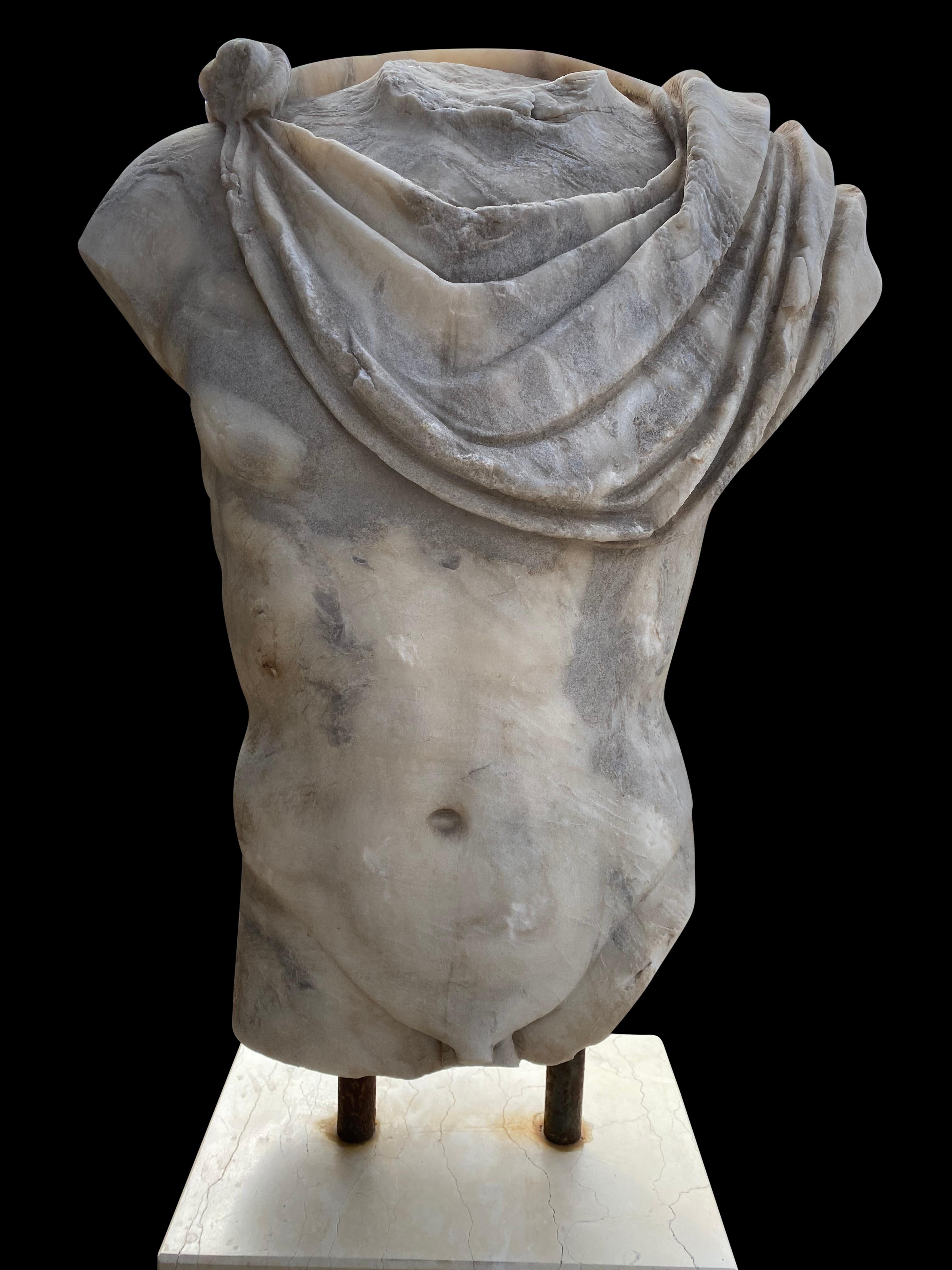 Europeo Replica del 20° secolo di un torso greco-romano in marmo in vendita
