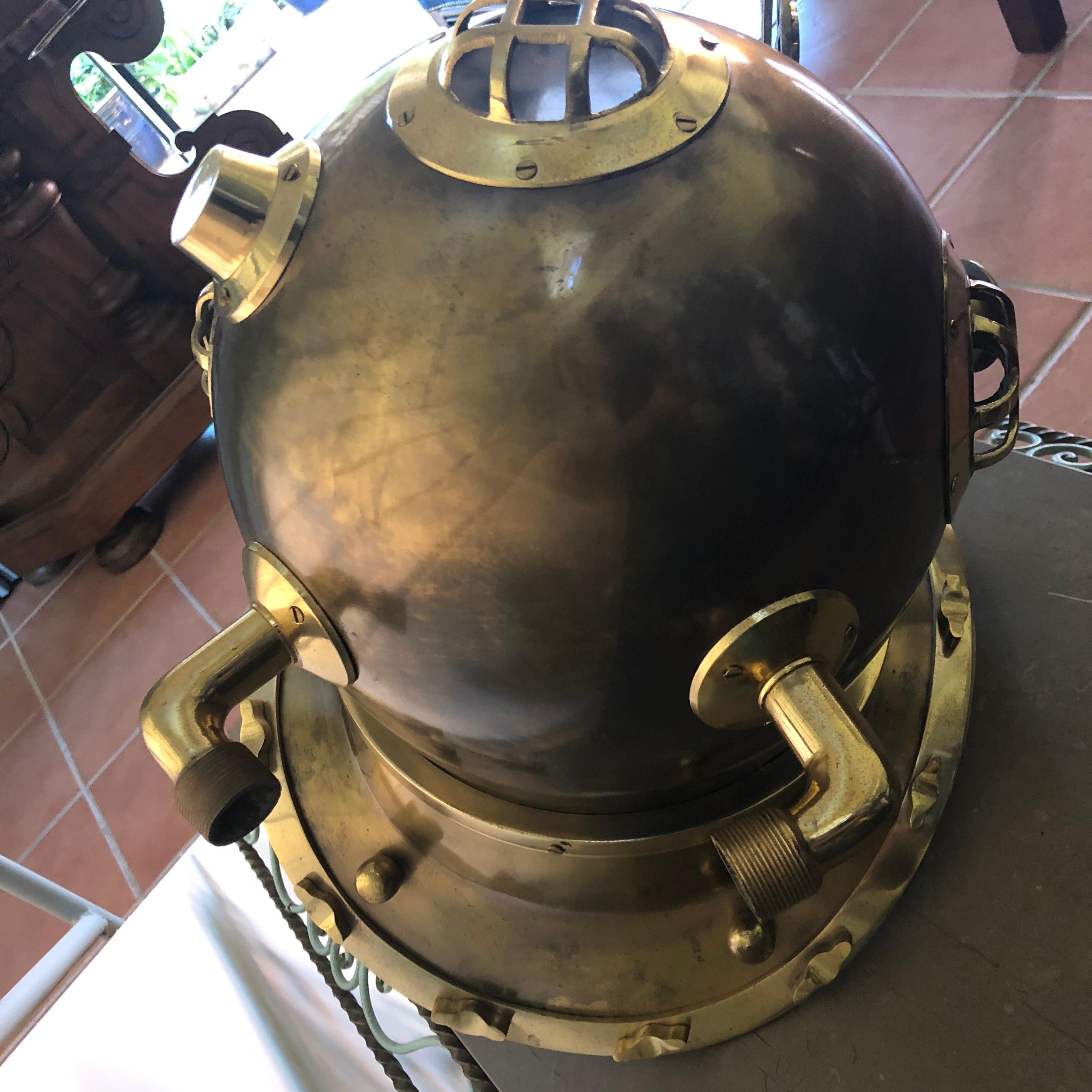 20th Century, Reproduction American Mark V Navy Bronze/ Brass Diving Helmet (Zentralamerikanisch)