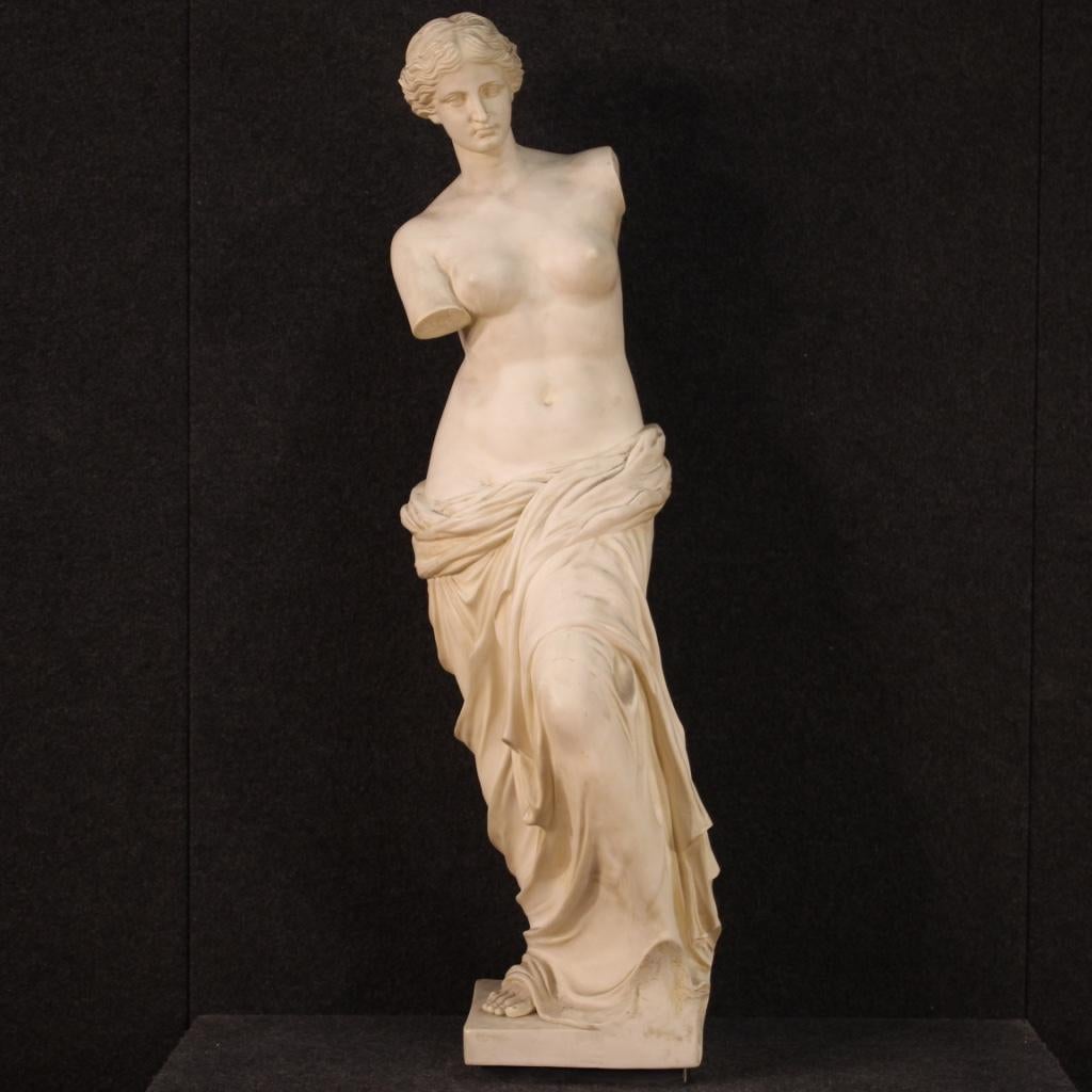 Italian sculpture from 80s / 90s. Good quality object depicting Venus de Milo in a nice patina, in marble powder and resin. Work signed on the back of the base G. Ruggeri (see photo) referable to the artist Gino Ruggeri (1957), lacking