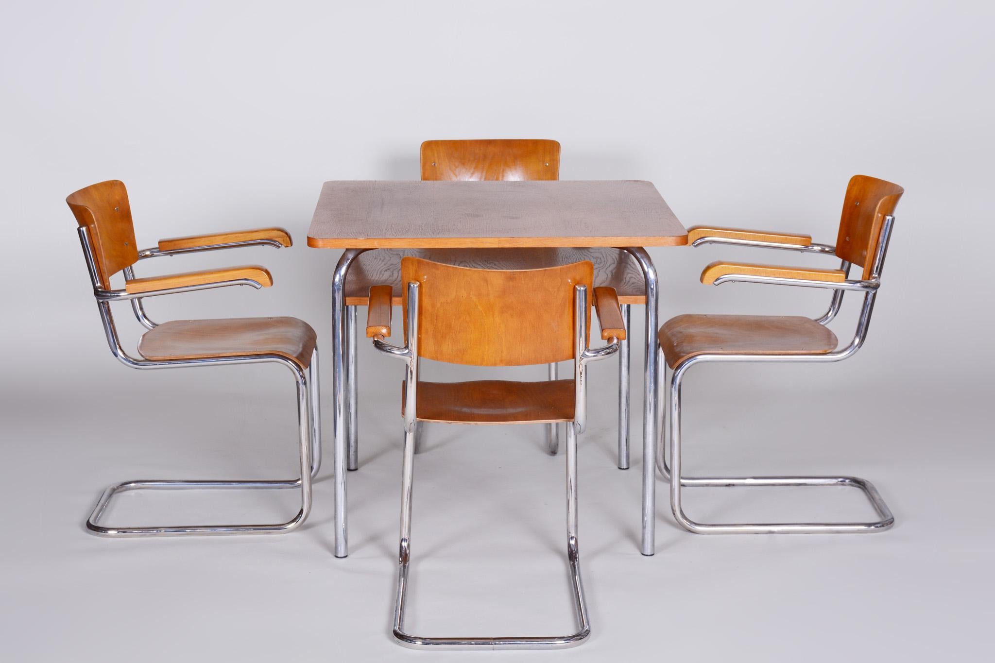 Table Bauhaus en chêne tchèque restaurée du 20ème siècle par Vichr a Spol, chrome, années 1940 en vente 4