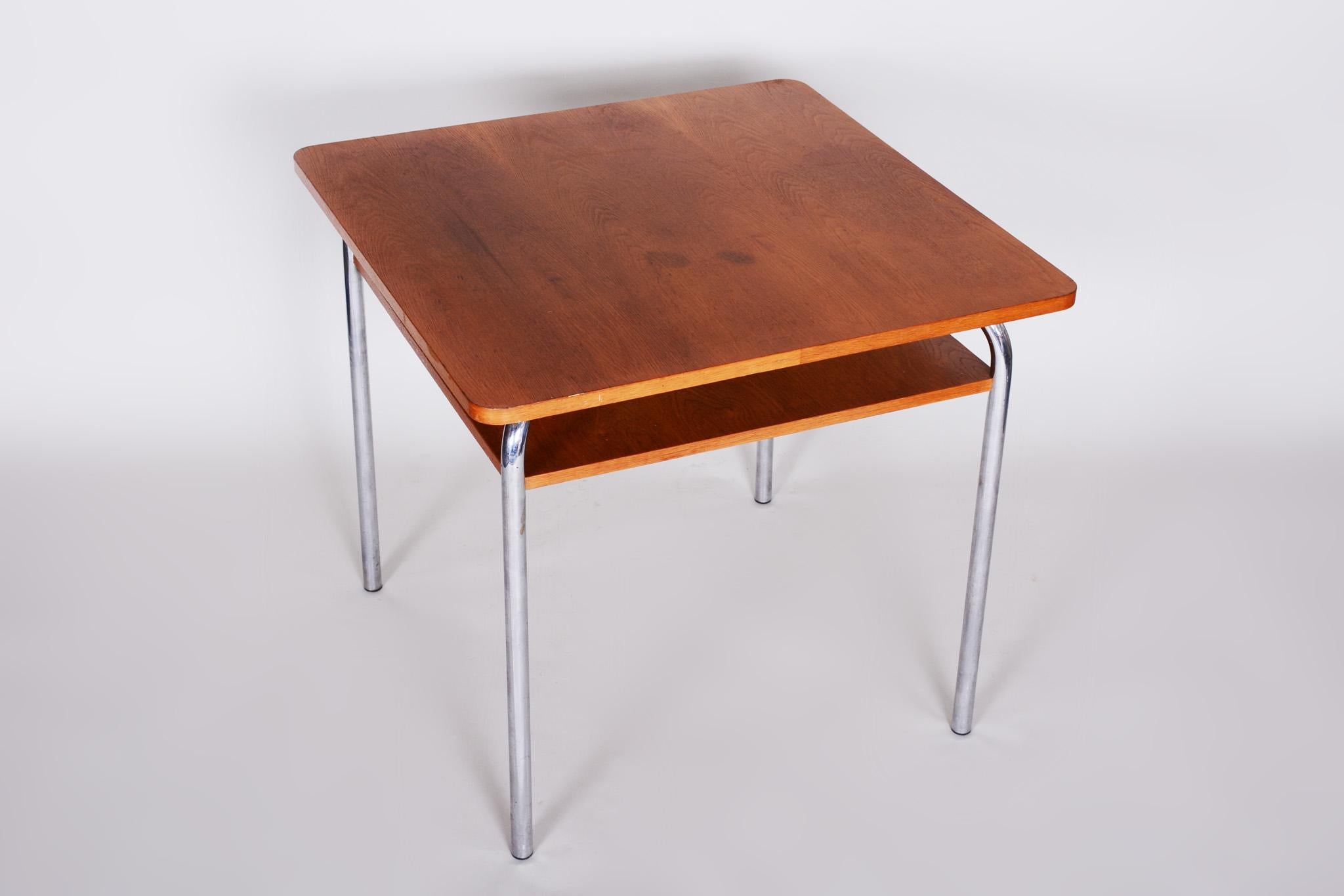 Table Bauhaus en chêne tchèque restaurée du 20ème siècle par Vichr a Spol, chrome, années 1940 Bon état - En vente à Horomerice, CZ