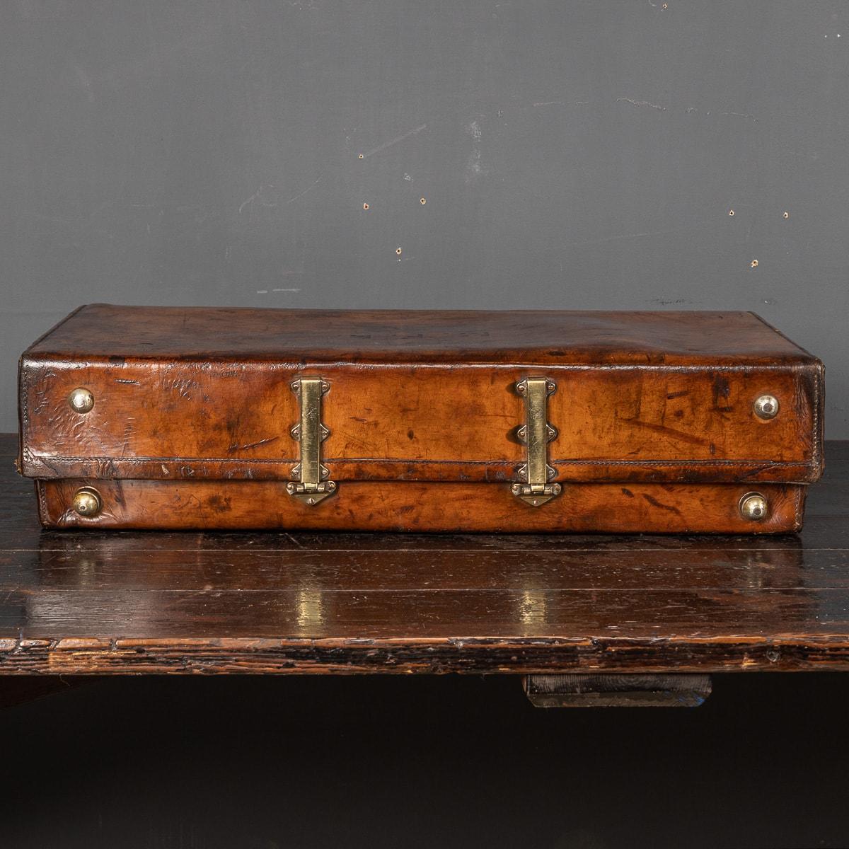 20th Century Revelation Expanding Leather Suitcase, c.1920 In Good Condition For Sale In Royal Tunbridge Wells, Kent