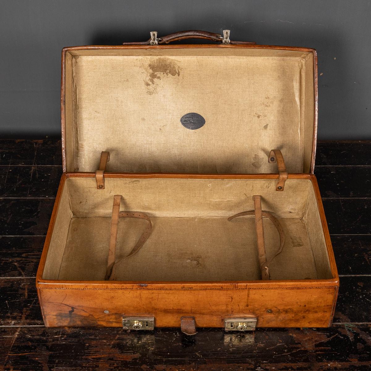 20th Century Revelation Expanding Leather Suitcase, c.1920 For Sale 3