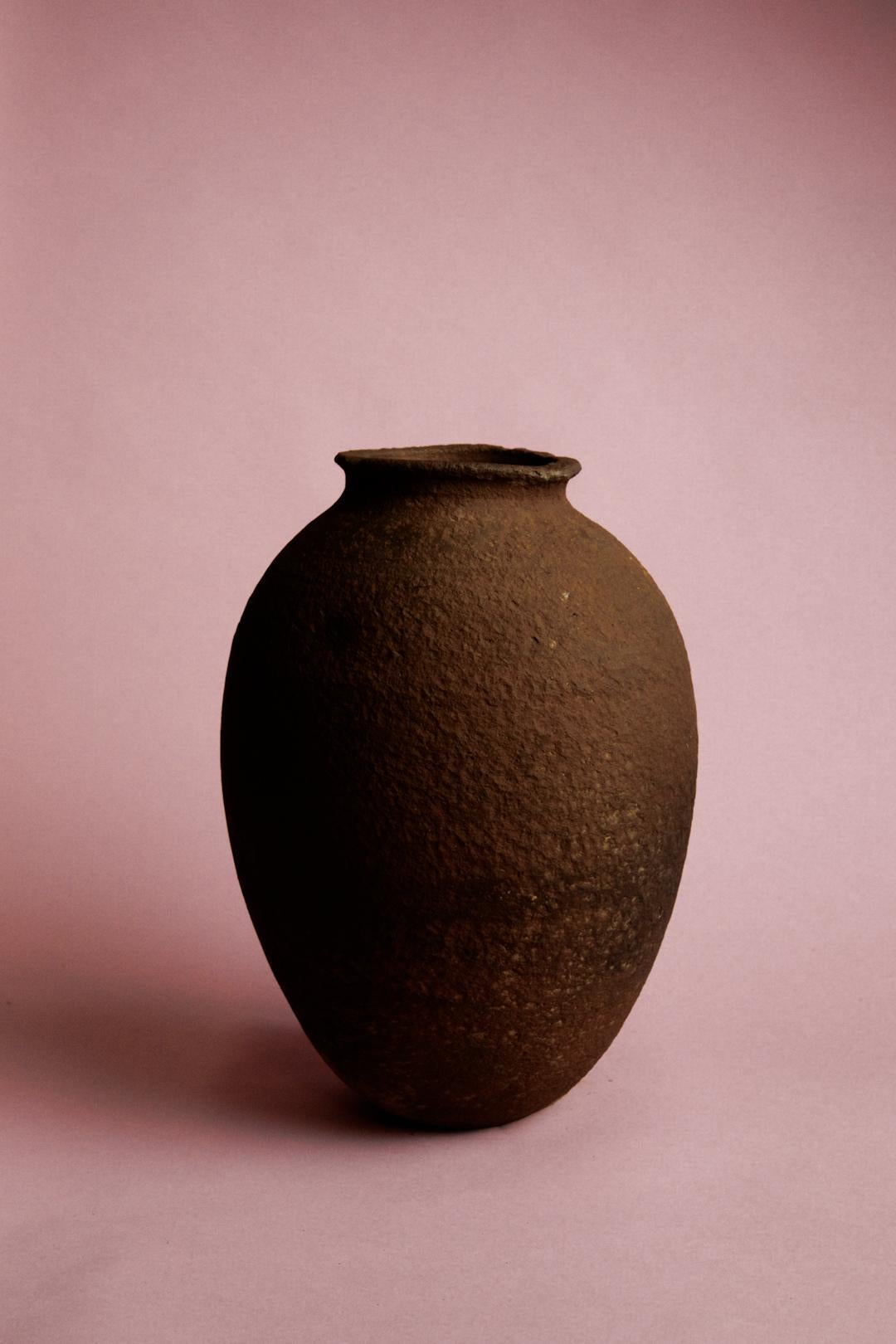 Celebra l'arte della ceramica anatolica con questo vaso Rich Earth Turkish Heritage Vessel, un pezzo accattivante del XX secolo. Un tempo utilizzato come vaso funzionale per conservare cereali o liquidi, questo recipiente riflette l'artigianato