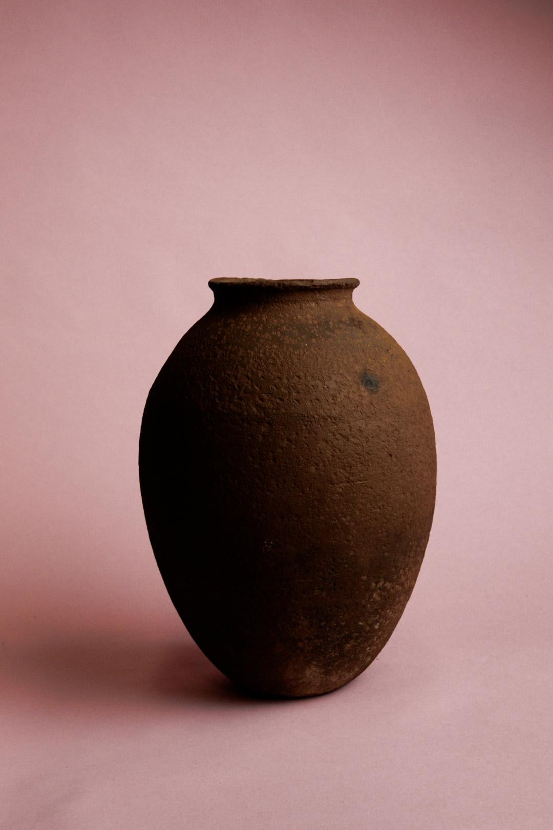 Rustico Vaso in terracotta turca della metà del XX secolo realizzato a mano con ricchi toni della terra in vendita