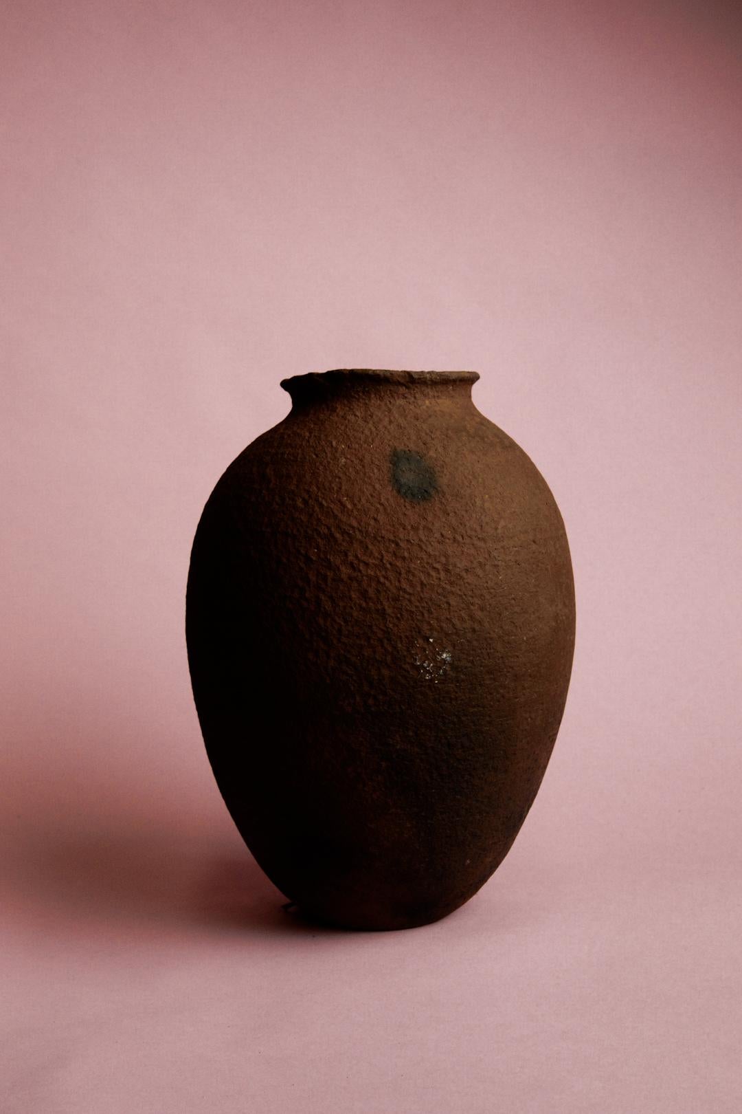 Intagliato a mano Vaso in terracotta turca della metà del XX secolo realizzato a mano con ricchi toni della terra in vendita