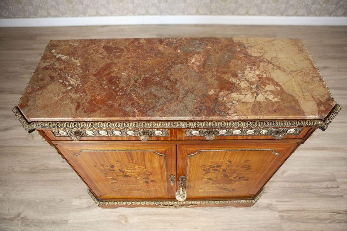 Armadio a due ante riccamente intarsiato del XX secolo con piano in marmo In condizioni buone in vendita a Opole, PL