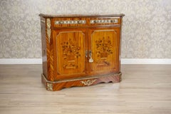 Armoire à deux feuilles richement incrustée du 20e siècle avec plateau en marbre