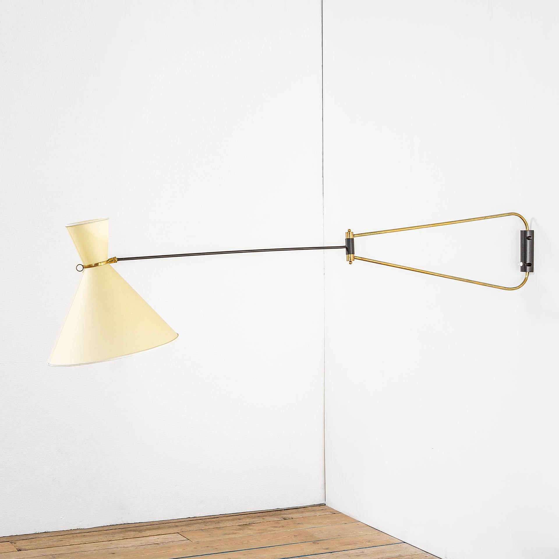 Born in 1921 and trained as a bronze turner at the École Boulle School of Applied Arts, Robert Mathieu created some of the most exceptional lighting of his generation.
Robert Mathieu, thanks to his double pendulum systems and his infinite creativity