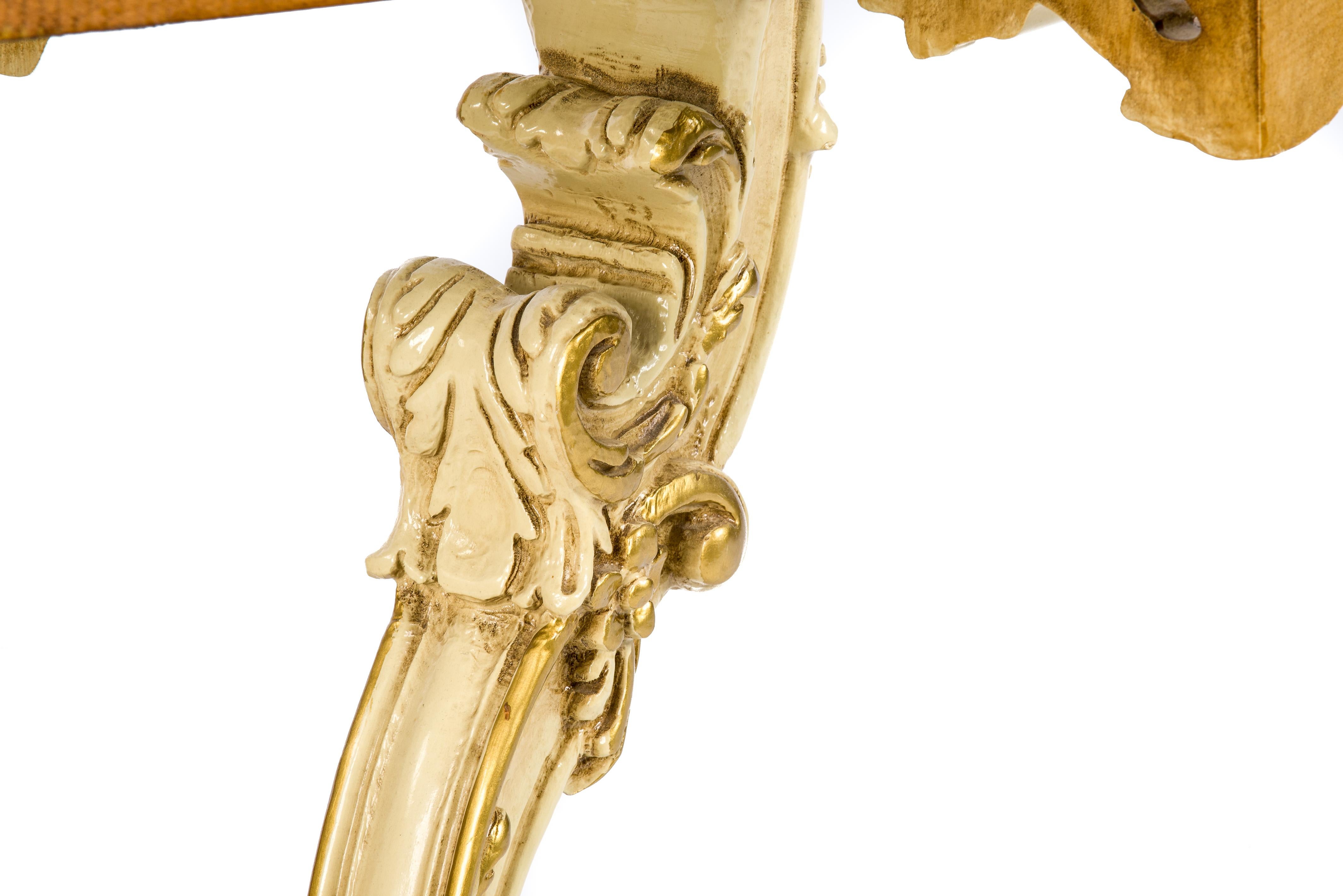 Consoles italiennes rococo du XXe siècle en bois doré sculpté et peinture avec miroir en vente 4