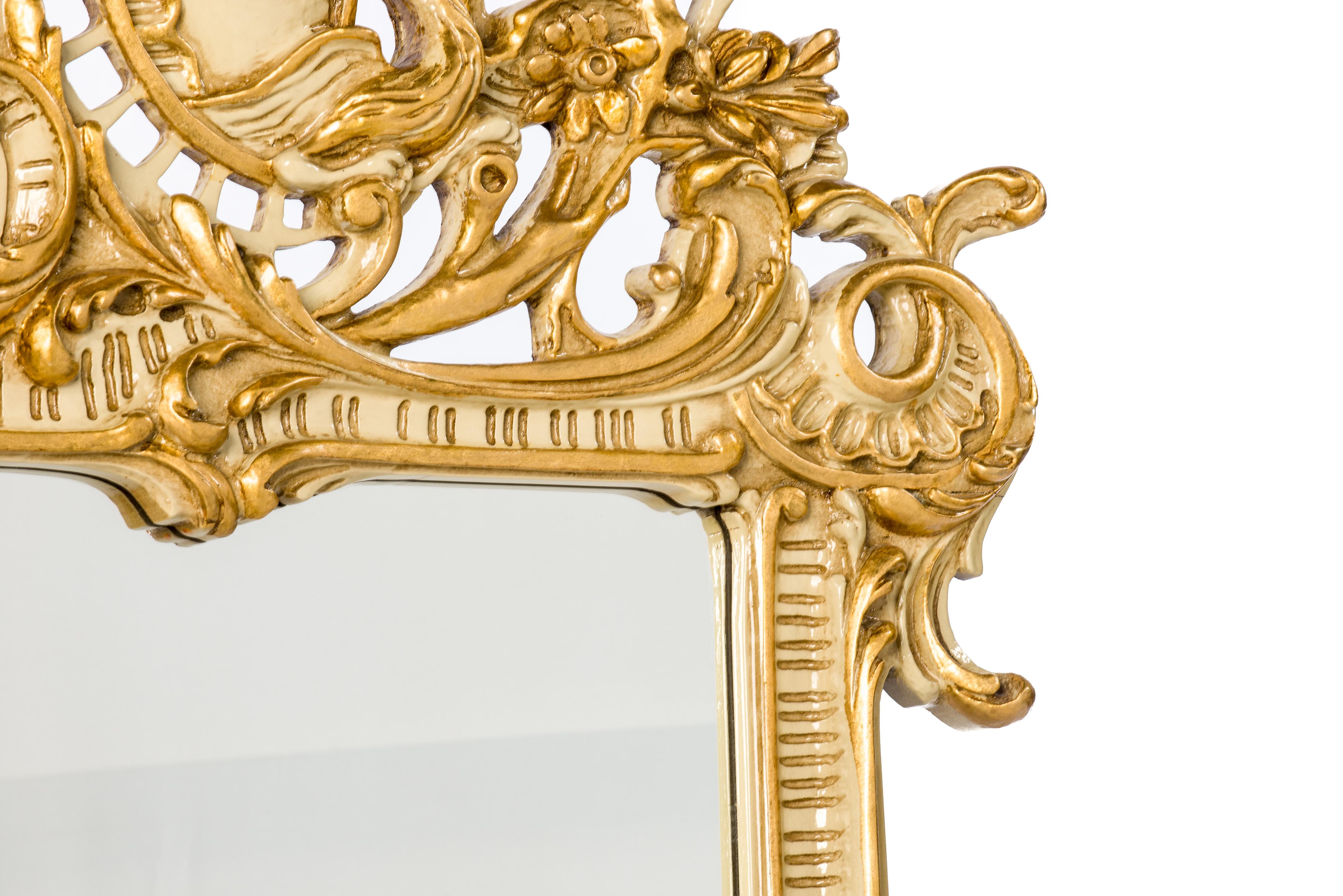 Italienische Konsolen des 20. Jahrhunderts im Rokoko-Stil aus geschnitztem vergoldetem Holz und lackierter Farbe mit Spiegel im Zustand „Gut“ im Angebot in Casteren, NL