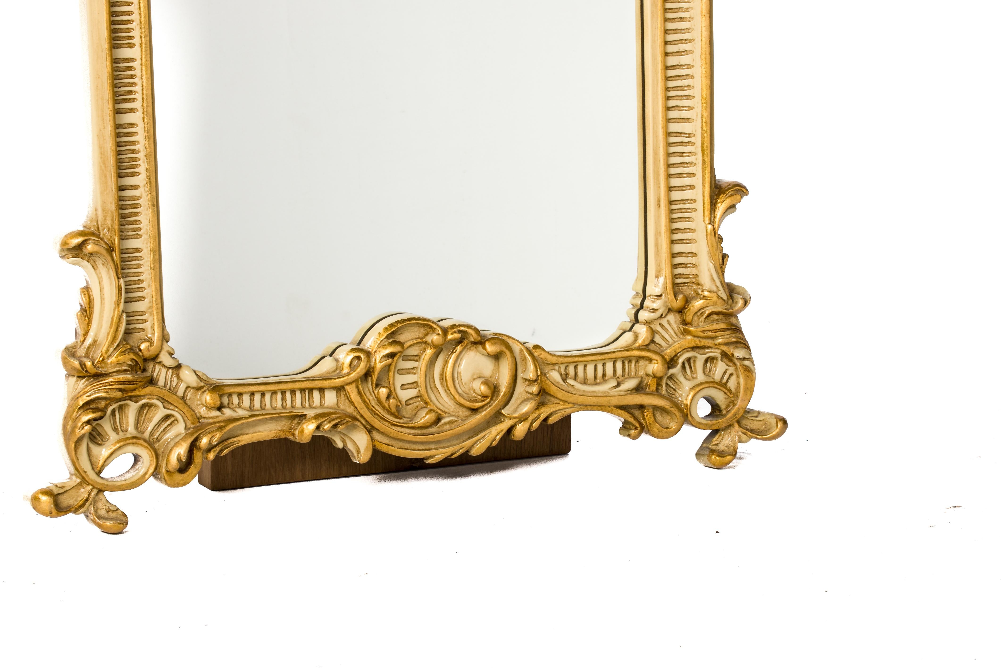 20th century Rococo carved giltwood and paint Italian consoles with mirror In Good Condition For Sale In Casteren, NL