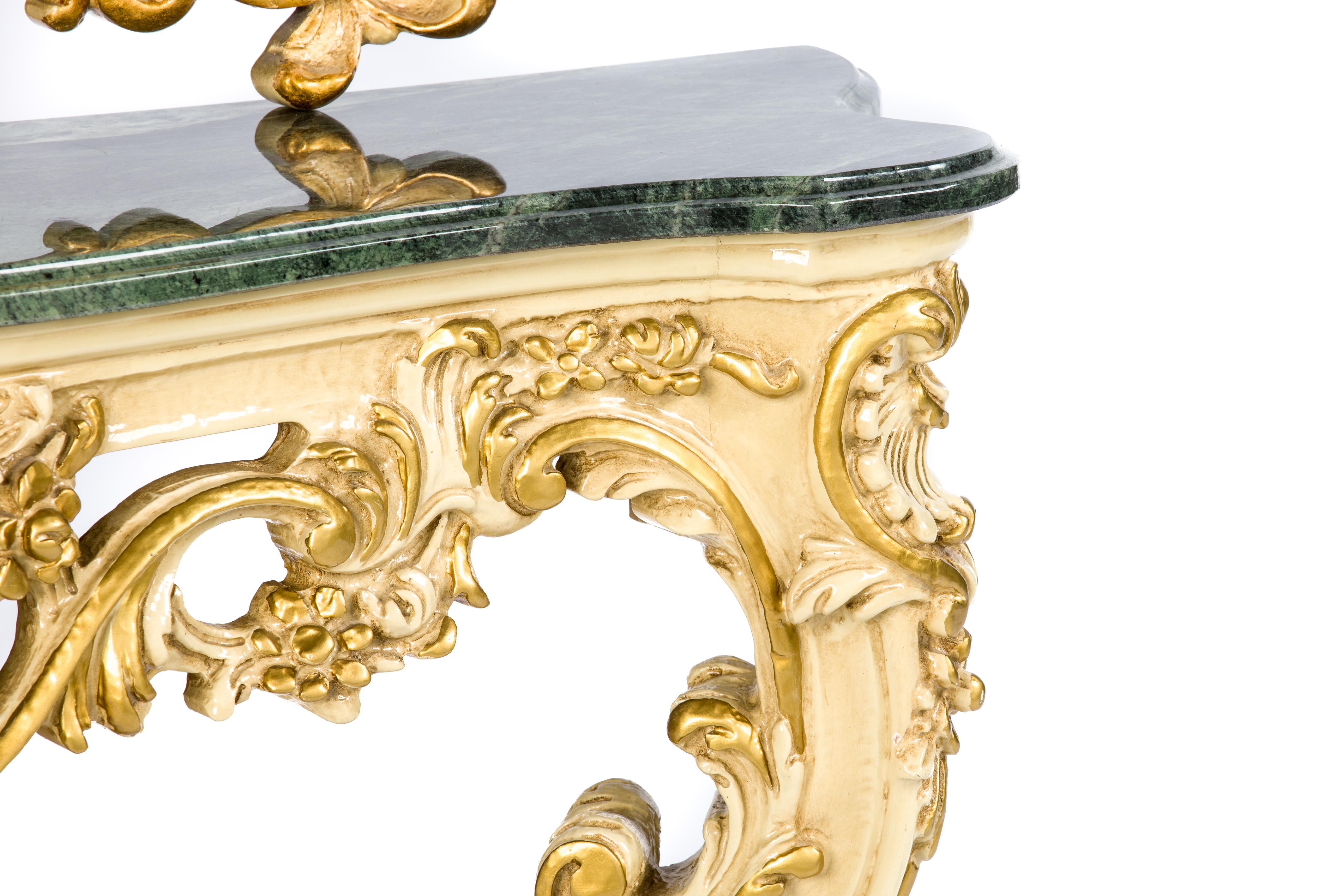 Miroir Consoles italiennes rococo du XXe siècle en bois doré sculpté et peinture avec miroir en vente