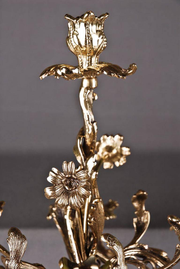 Exquisite candelabra in Rococo style.
Bronze finely engraved. Seven scroll styled curved arms in vase-formed grommets.

(T-Mr-22-Bp).