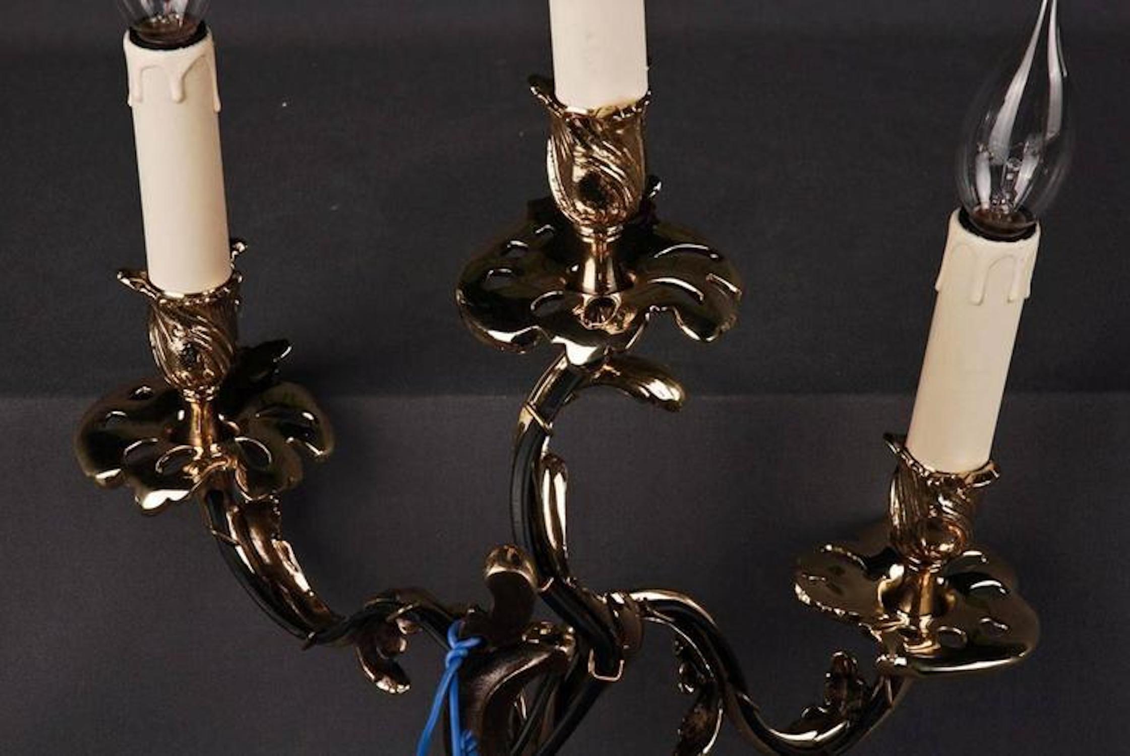 Applique française de style rococo.
Bronze gravé. Corpus lumineux à trois flammes.

