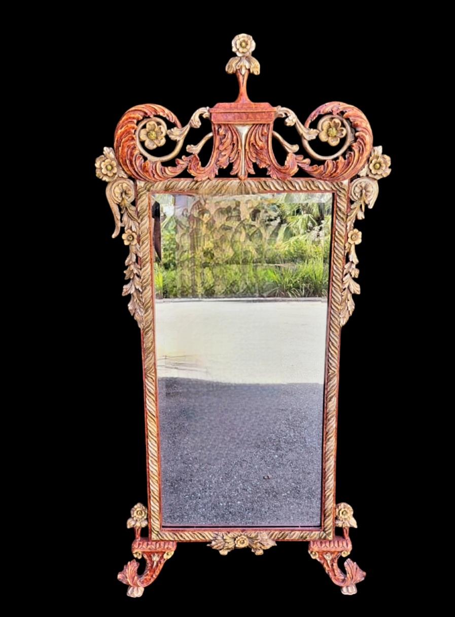 Incroyable miroir mural en bois sculpté Rococo du milieu du 20ème siècle. Le miroir se compose d'un socle en bois massif avec des rosettes magnifiquement sculptées,  détails feuillus et un bas courbé. Toutes les courbes étonnantes sont mises en