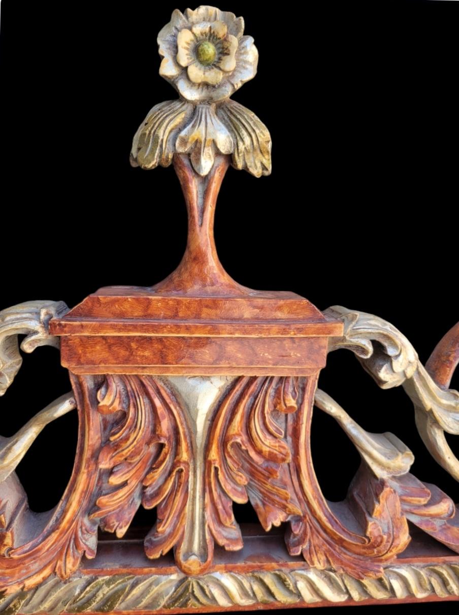 20ième siècle Grand miroir mural de style rococo du 20e siècle, pagode de style Régence en bois sculpté vert rouille en vente