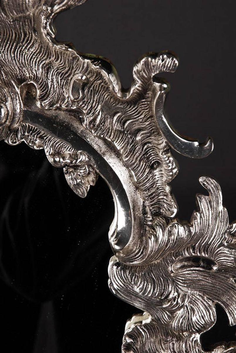 Rococò Specchio da parete in stile rococò del XX secolo in argento dorato in vendita