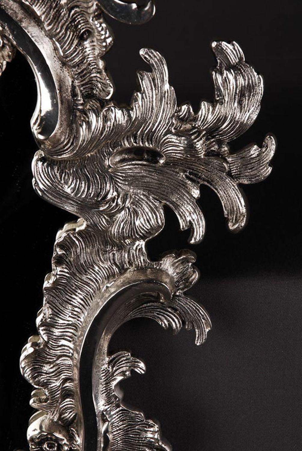 20. Jahrhundert, Silber-vergoldeter Wandspiegel im Rokoko-Stil im Zustand „Gut“ im Angebot in Berlin, DE
