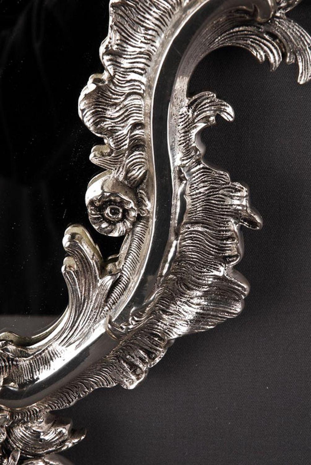 20. Jahrhundert, Silber-vergoldeter Wandspiegel im Rokoko-Stil (Bronze) im Angebot