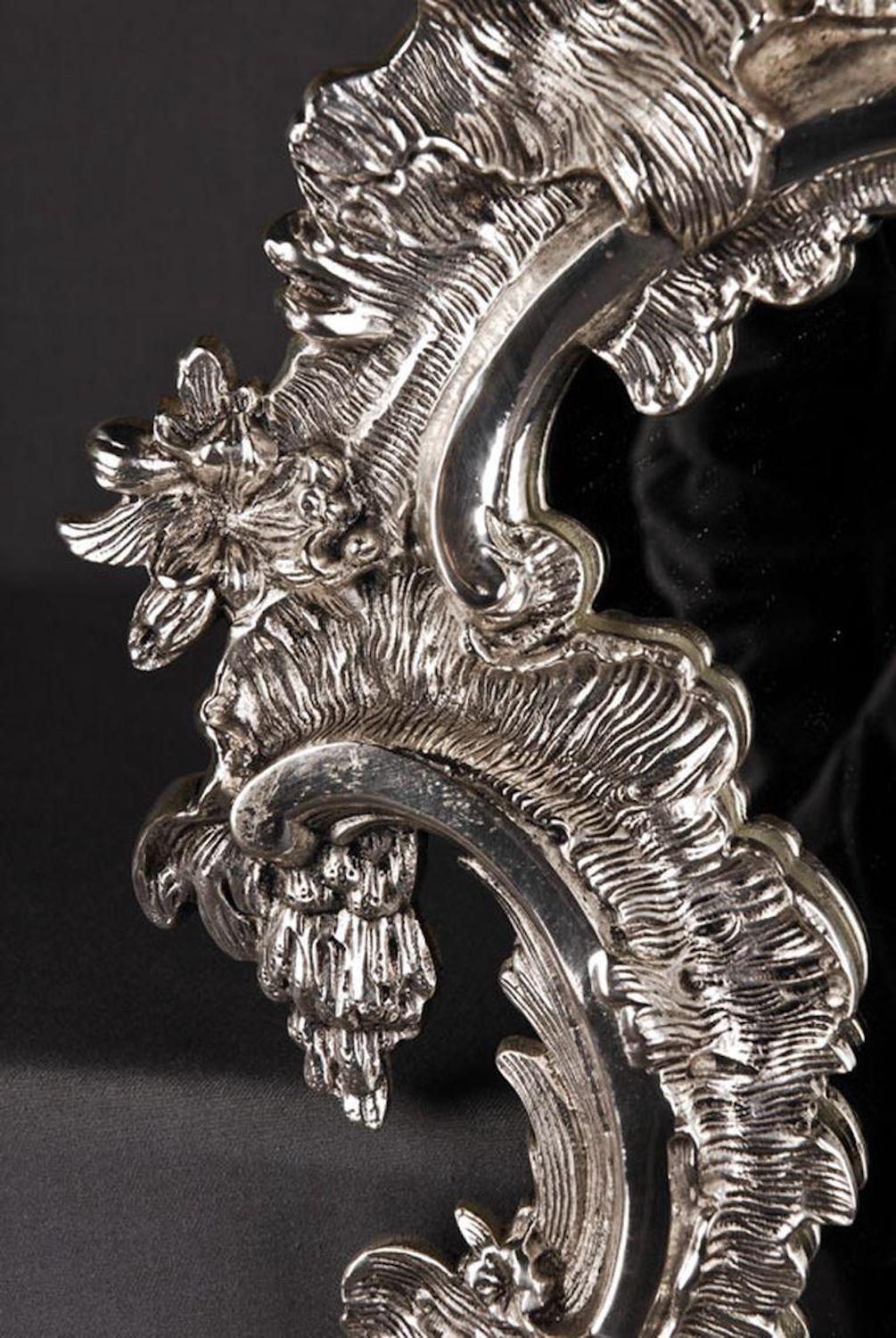 20. Jahrhundert, Silber-vergoldeter Wandspiegel im Rokoko-Stil im Angebot 3