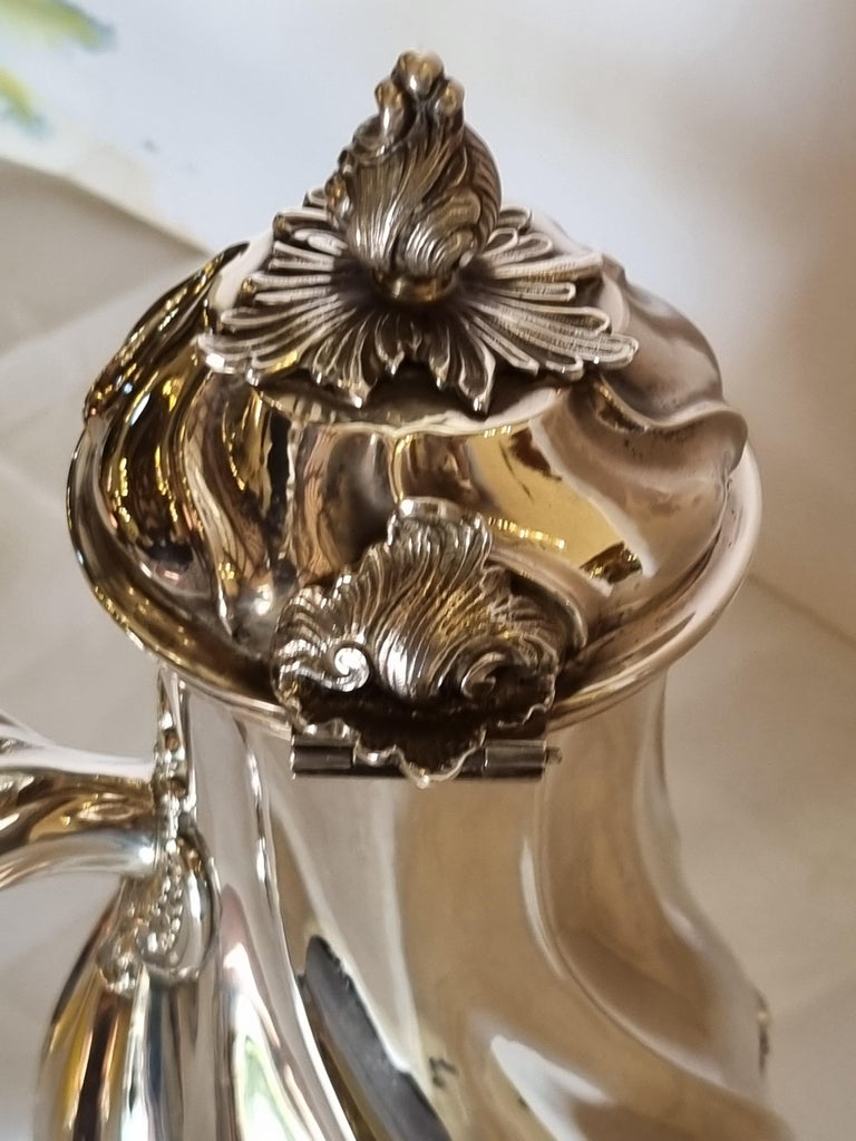 Extraordinary reproduction of an Italian coffee / chocolate pot of the 18th century hand made by Ilario Pradella for Bellezza Cagliari.
Splendid chisel work typical of the Milanese silversmiths masters, the best in Italy, worthy members of the