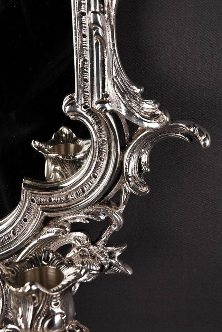 Argent Miroir mural du 20e siècle de style rococo avec chandeliers en vente