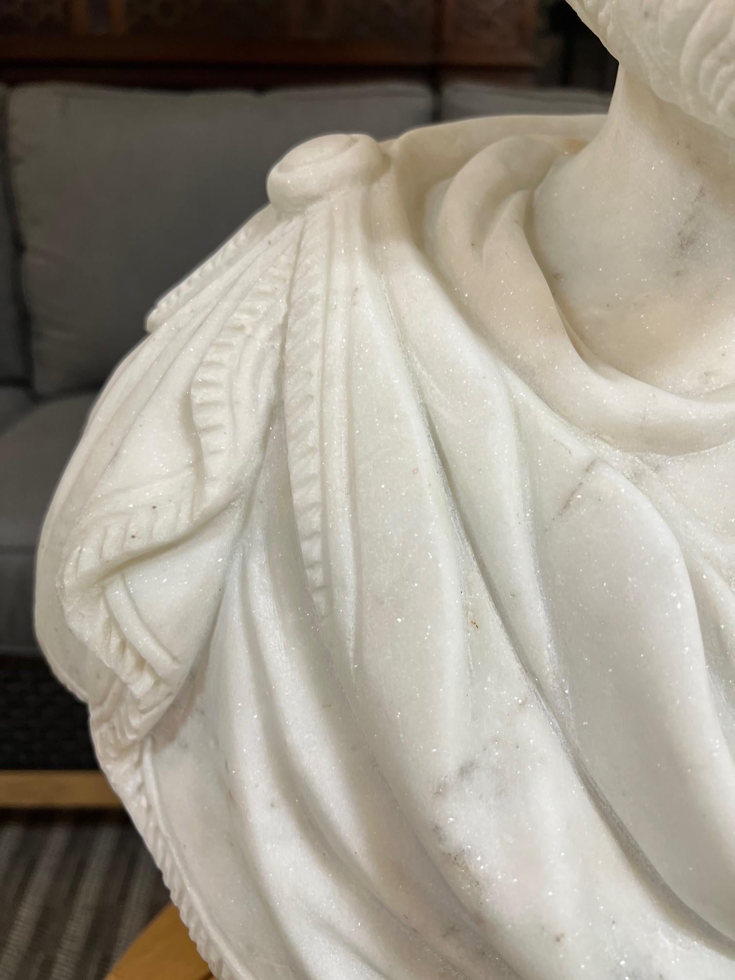 Römische Büste des 20. Jahrhunderts, handgeschnitzt aus weißem Carrara-Marmor im Angebot 3